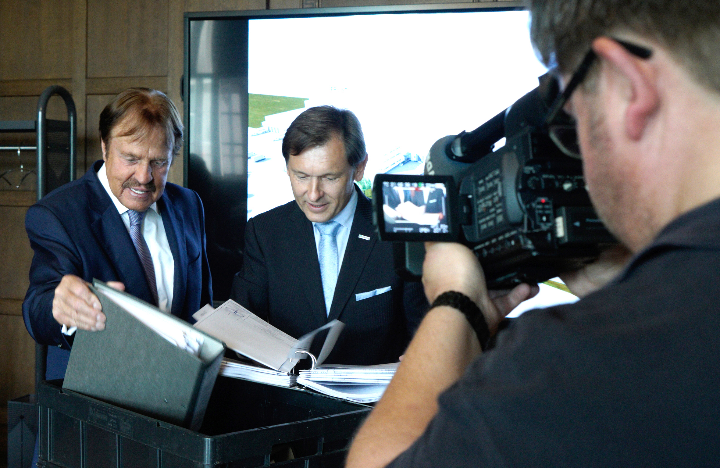 Horst Bartels übergab Oberbürgermeister Frank Dudda persönlich den Bauantrag.