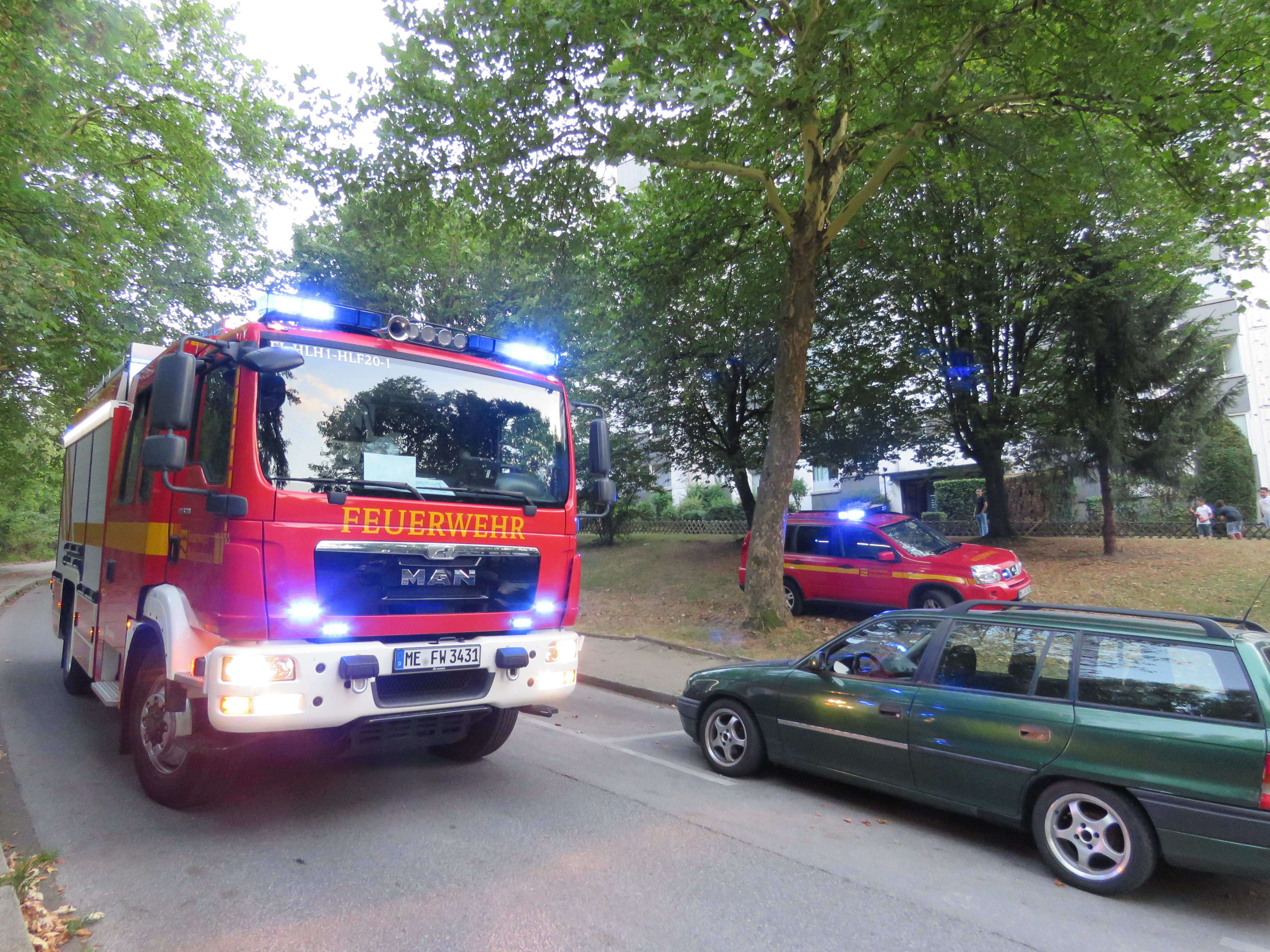 Die Einsatzfahrzeuge am Montag an der Rhönstraße.