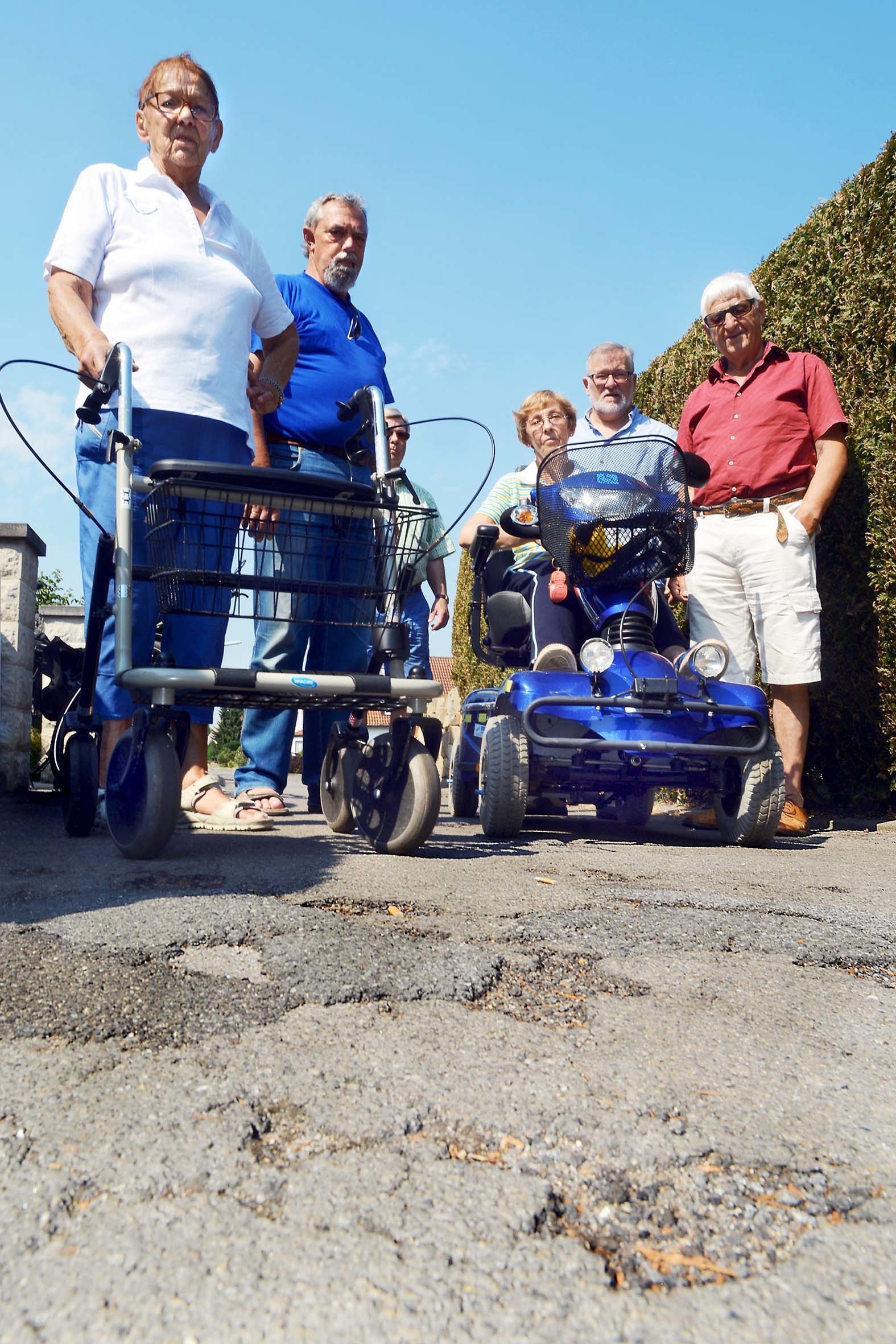 Am Thurmacker - hier auf der Verbindung zur Eichwaldstraße - werden vor allem die in ihrer Mobilität eingeschränkten Menschen mit Rollstuhl und Rollatoren durch holprige Wege und fehlende Bordsteinabsenkungen zusätzlich behindert.