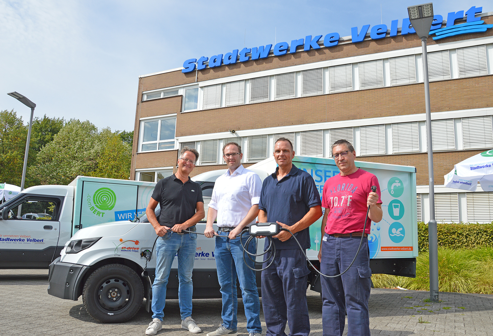 Thomas Högele (von rechts) und Oliver Lietz sind ab sofort mit den zwei "grünen" Streetscootern im Stadtgebiet unterwegs. Über die Erweiterung des Fuhrparks freuen sich außerdem Jens Baum, bei den Stadtwerken Velbert für die Betreuung der Großkunden zuständig, und Vertriebsleiter Bert Gruber.