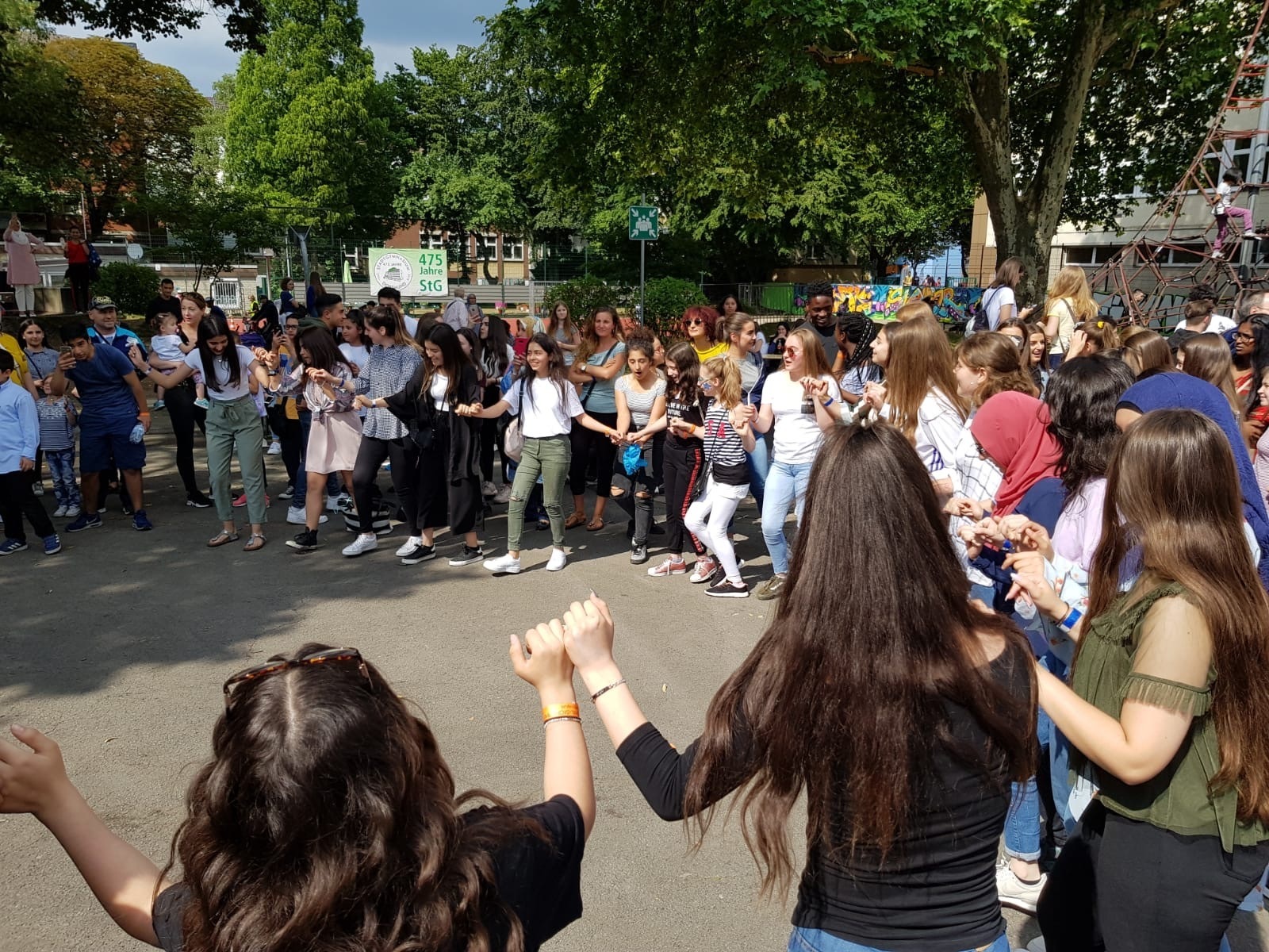 Außergewöhnlich war die Darbietung einer orientalischen Tanzgruppe, die mit Schülern auf dem großen Schulhof ihr Können präsentierte.