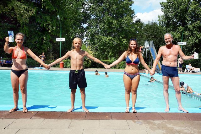 Familie Peters stellt mit Tochter Laura den 10.000. Besucher 2018 im Freibad Derne (im Bild): Silke, Jaden, Laura und Werner Peters.