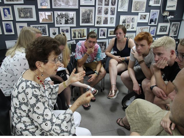Zeitzeugin Batsheva Dagan erzählte den Jugendlichen sehr offen über ihre Erlebnisse während des Holocaust.