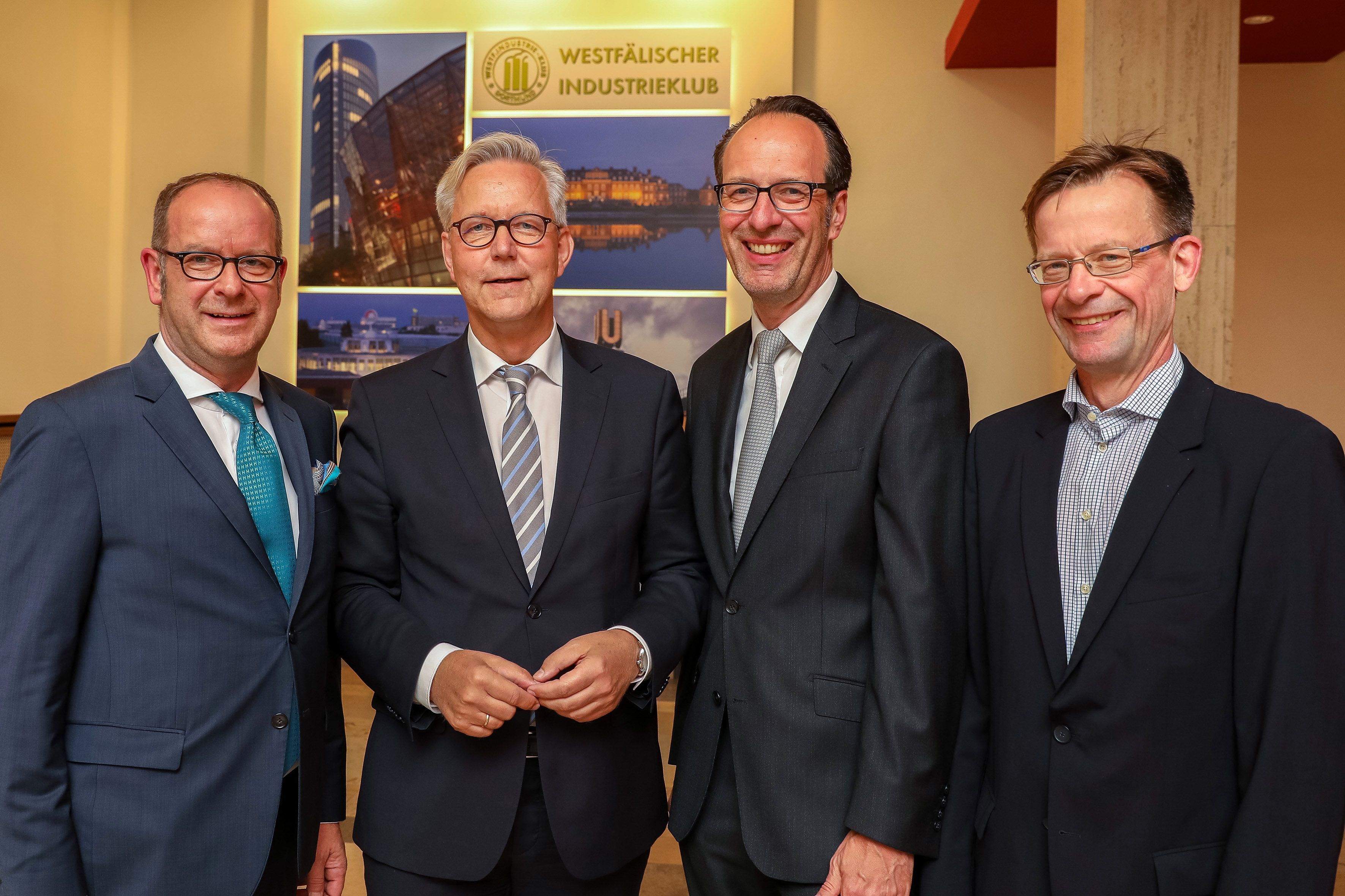 Industrieklub-Vize-Präsident Dirk Rutenhofer (l.) sowie die Klub-Mitglieder Jürgen Wallinda-Zilla (3.v.l.) und Ansgar Fendel (r.) lauschten dem spannenden Vortrag von Polizeipräsident Gregor Lange (2.v.l.) zum Thema Sicherheit.