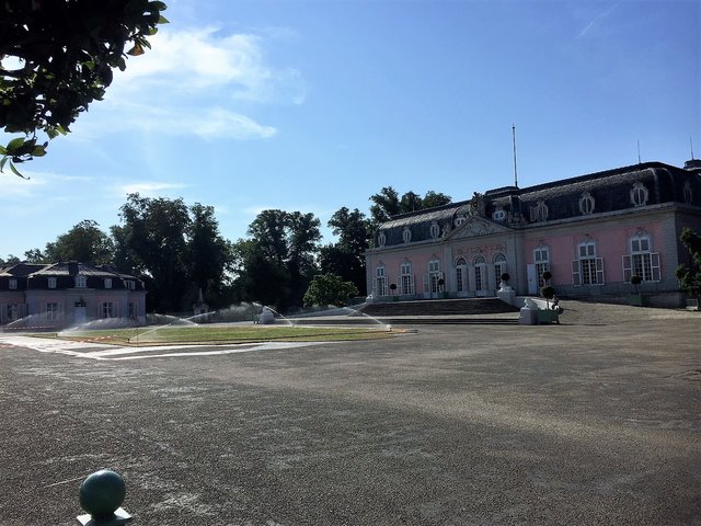9 Uhr und die Sonne brennt schon wieder unerbittlich.
