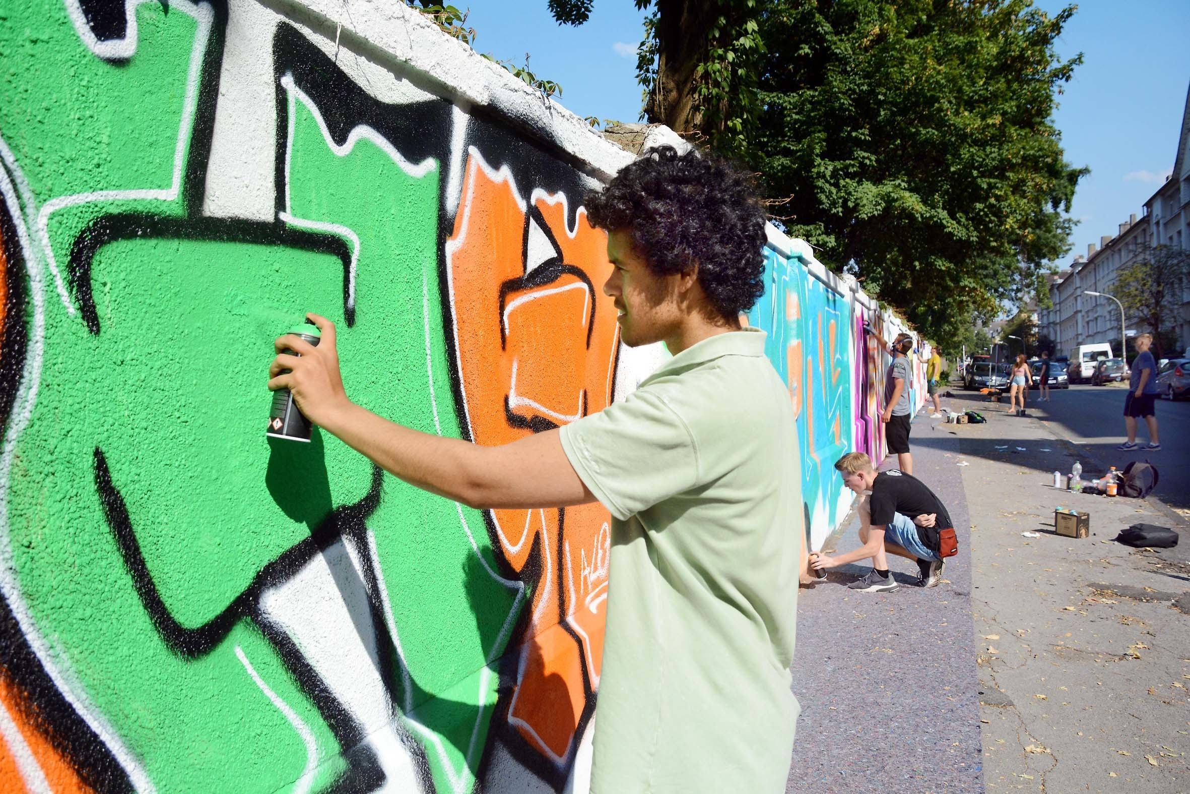 Legal ist das Spayen bei der Graffiti-Tour, Dosen werden gestellt.