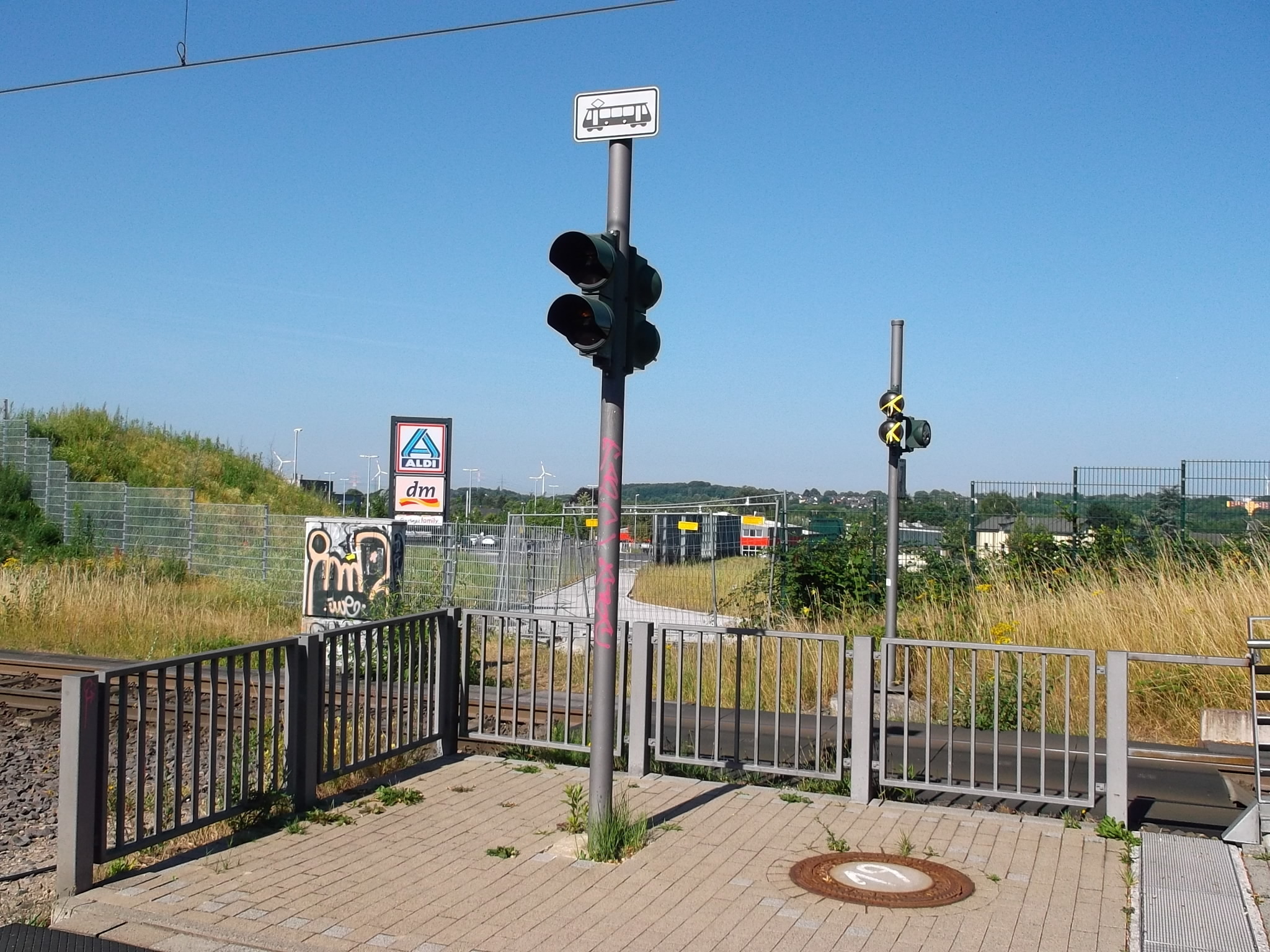 Lange haben die Anwohner darauf gewartet und ein ganzes Jahr Baulärm ertragen. Doch das Versprechen, dafür mit einem Lebensmittelmarkt vor der Haustür belohnt zu werden, wurde bislang nicht eingelöst. (Foto: L. Imbach)