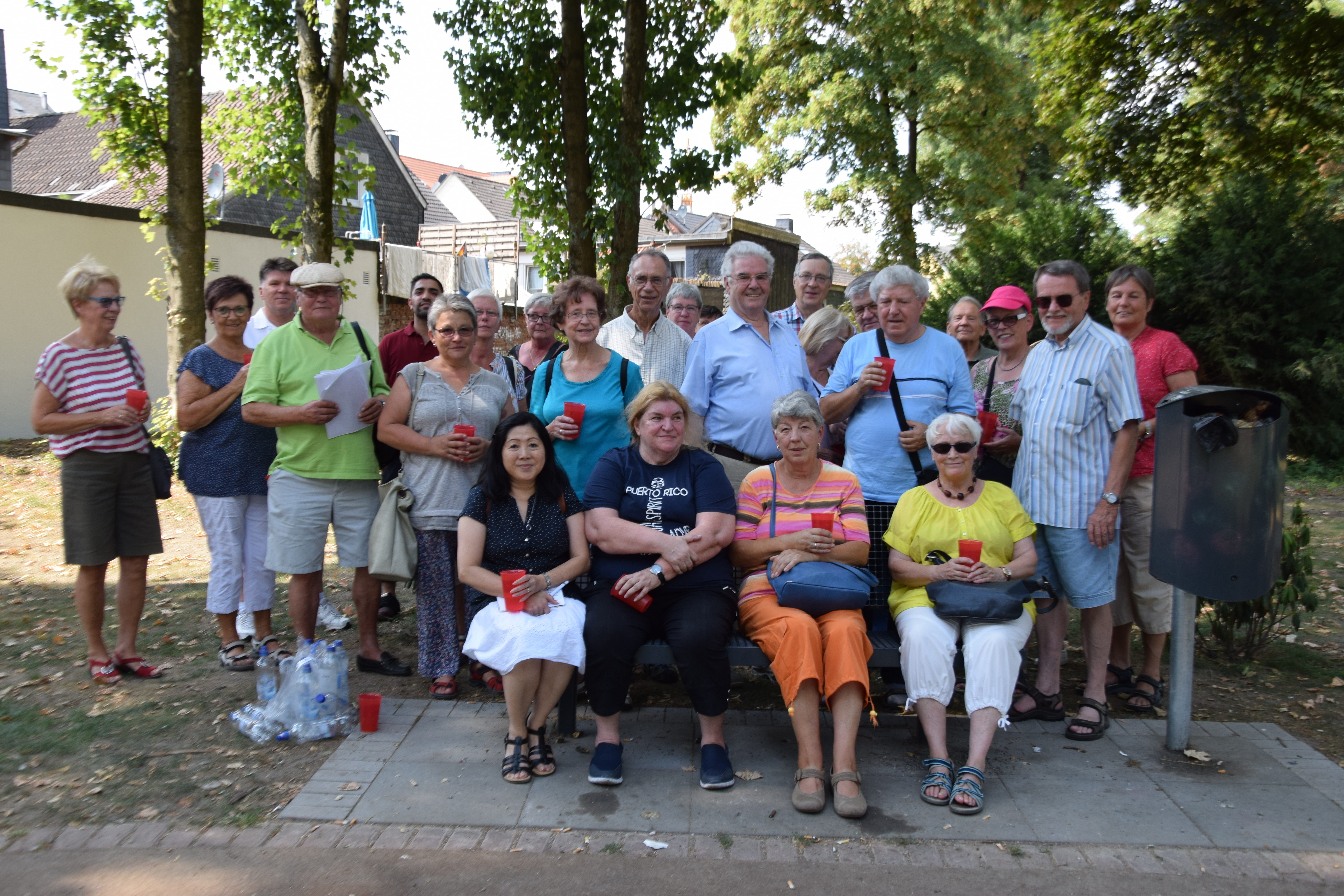 Eine angesichts der Hitze recht große Gruppe von Interessierten traf sich zum Rundgang im wieder eröffneten "Stillen Park" in der Velberter Innenstadt, zu der die SPD in ihrem Sommerprogramm eingeladen hatte.