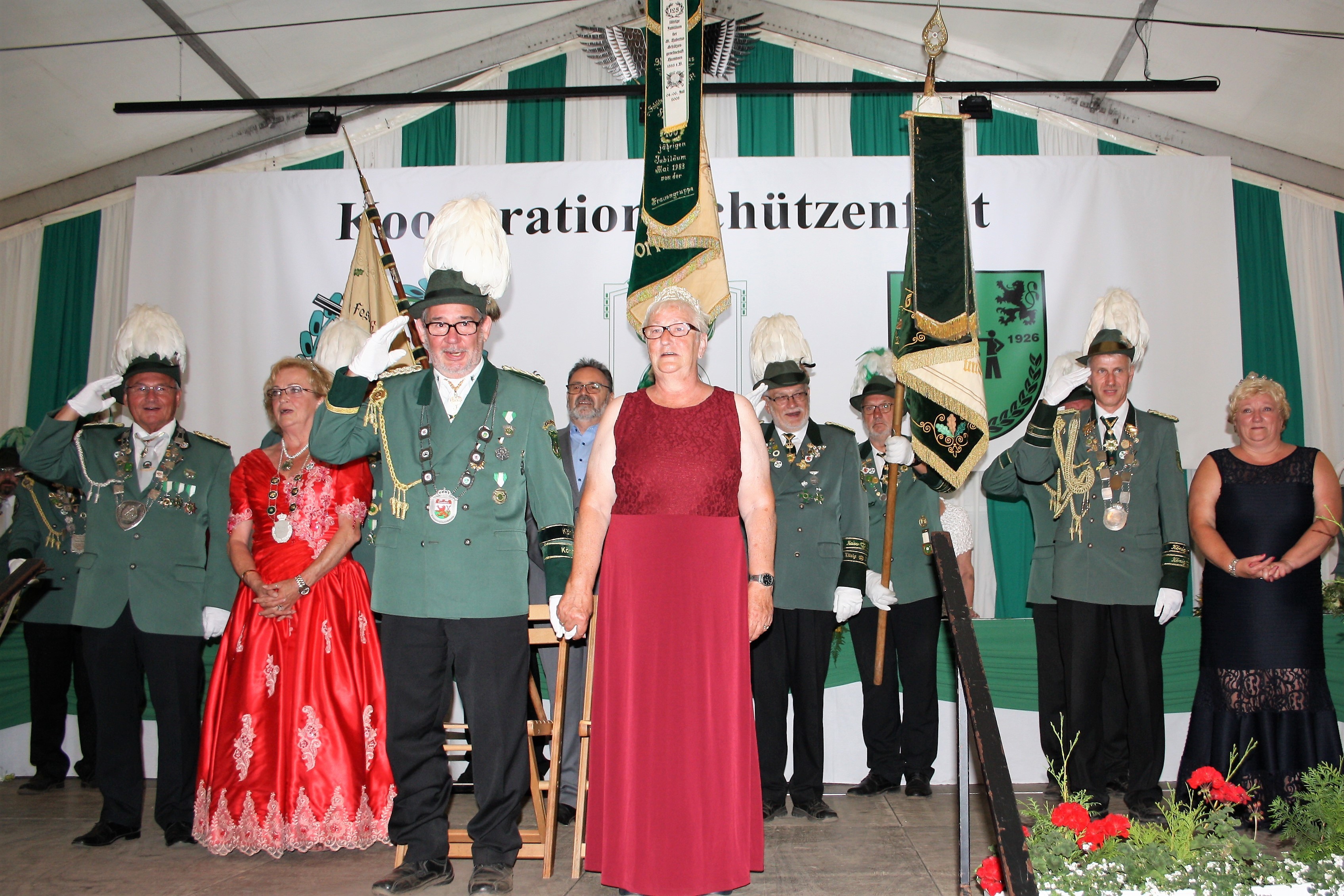 Erwin Reich und seine Königin und Ehefrau Karin präsentieren sich voller Stolz mit der neuen „Königs- und Amtskette“, die Bezirksbürgermeister Uwe Heider aus seinen Verfügungsmitteln spendiert hatte.
Fotos: Reiner Terhorst