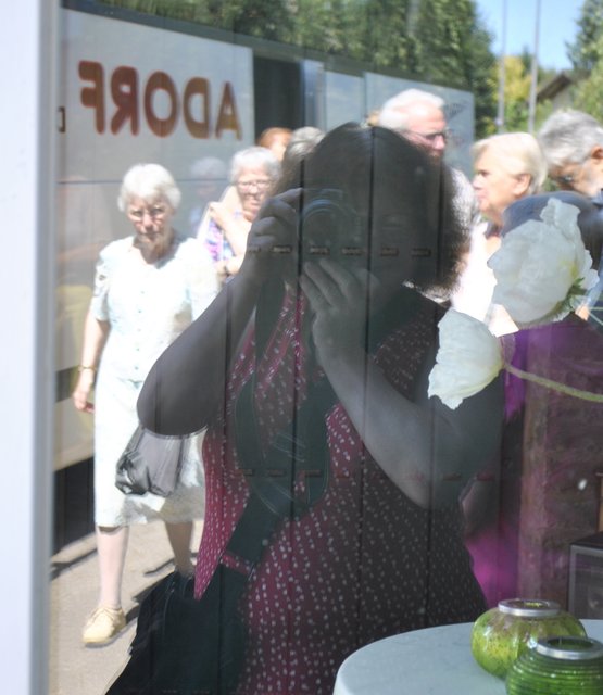Vor dem Gebäude ein Schnappschuss mit der Reisegruppe; da kamen wir gerade am Ziel an!