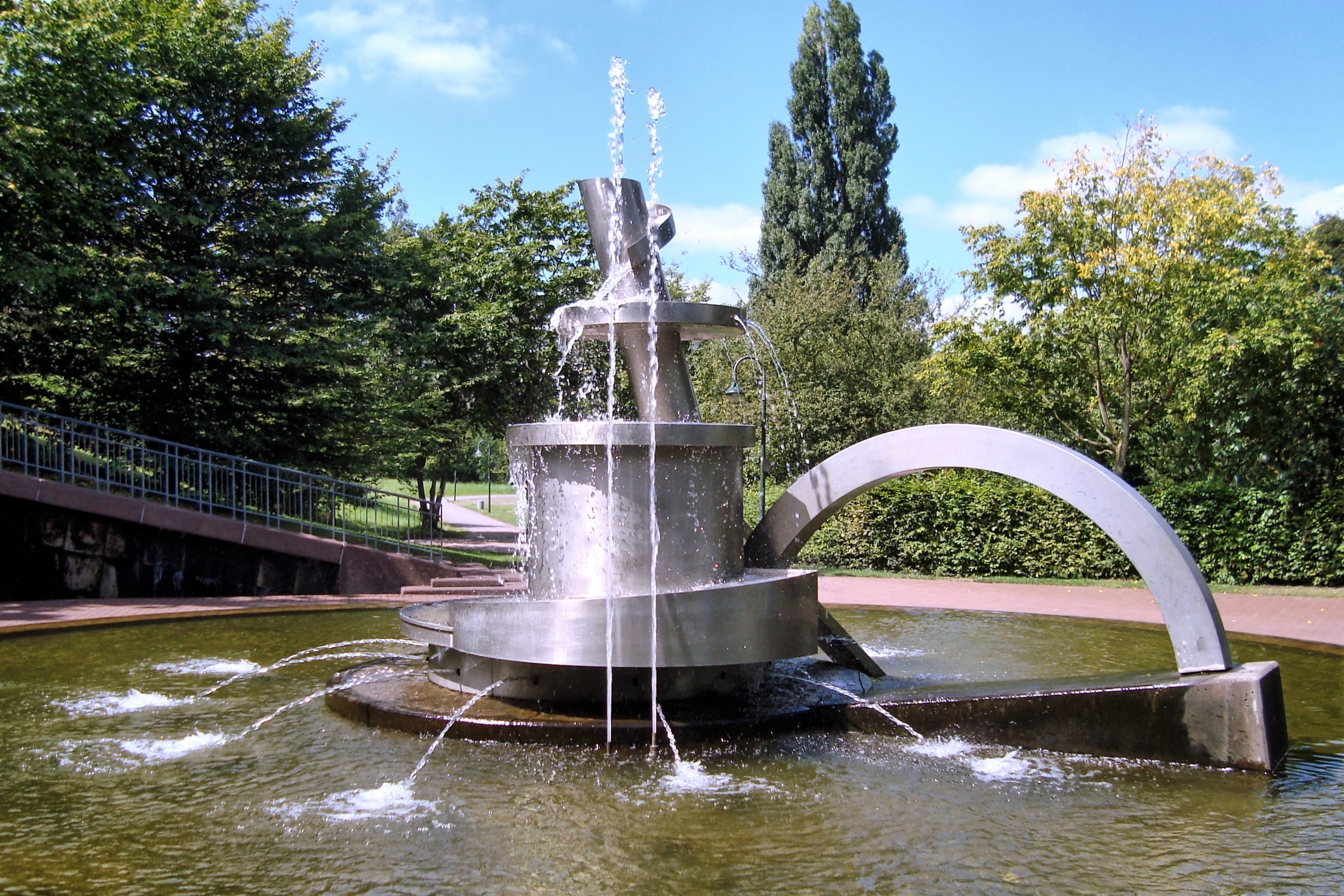 Wasa Marjanow: Der Brunnen im Südpark (1987) erinnert an ein Riesensyphon.