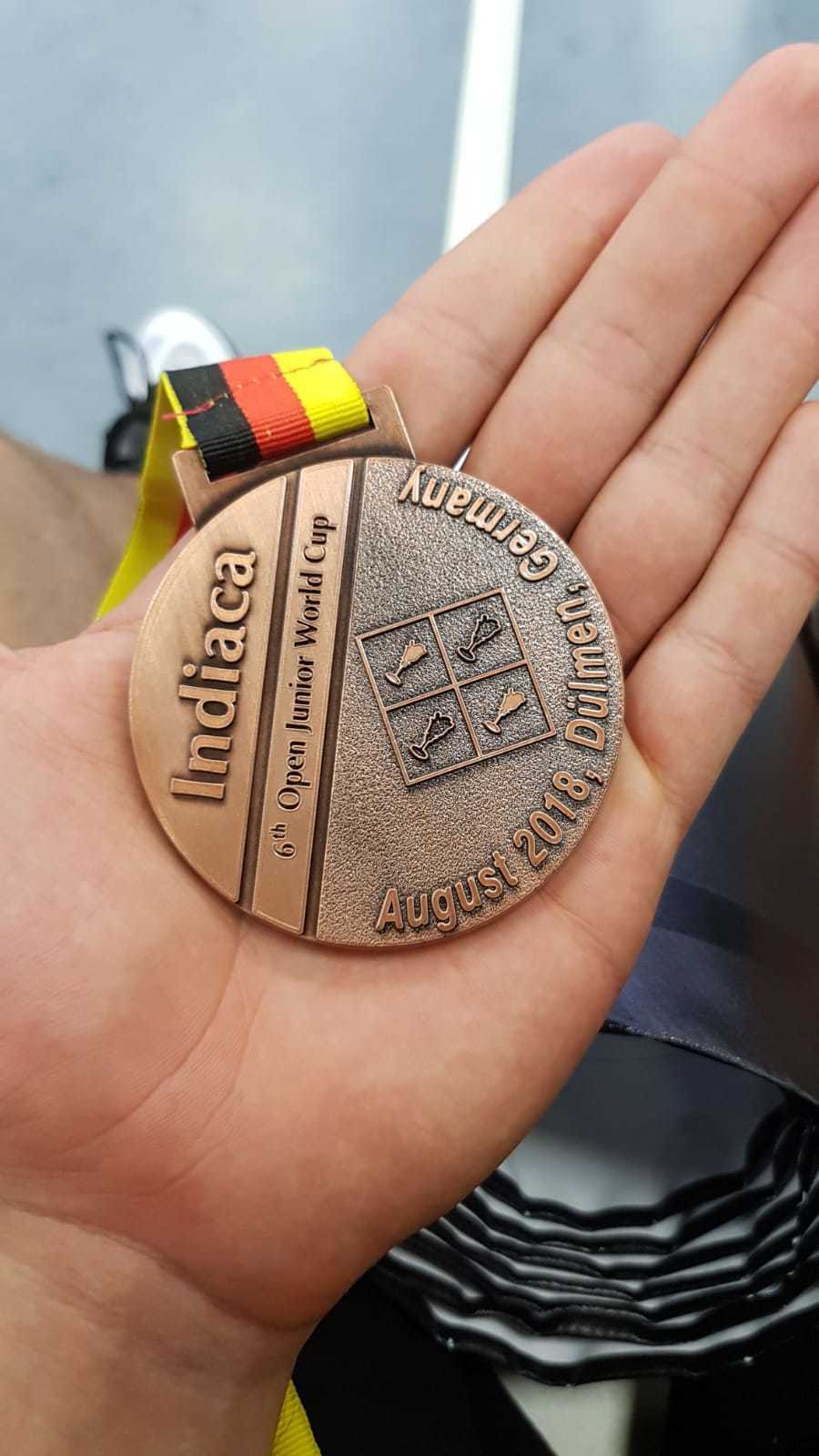 Stolz präsentiert die B-Jugend die erkämpfte Bronzemedaille.