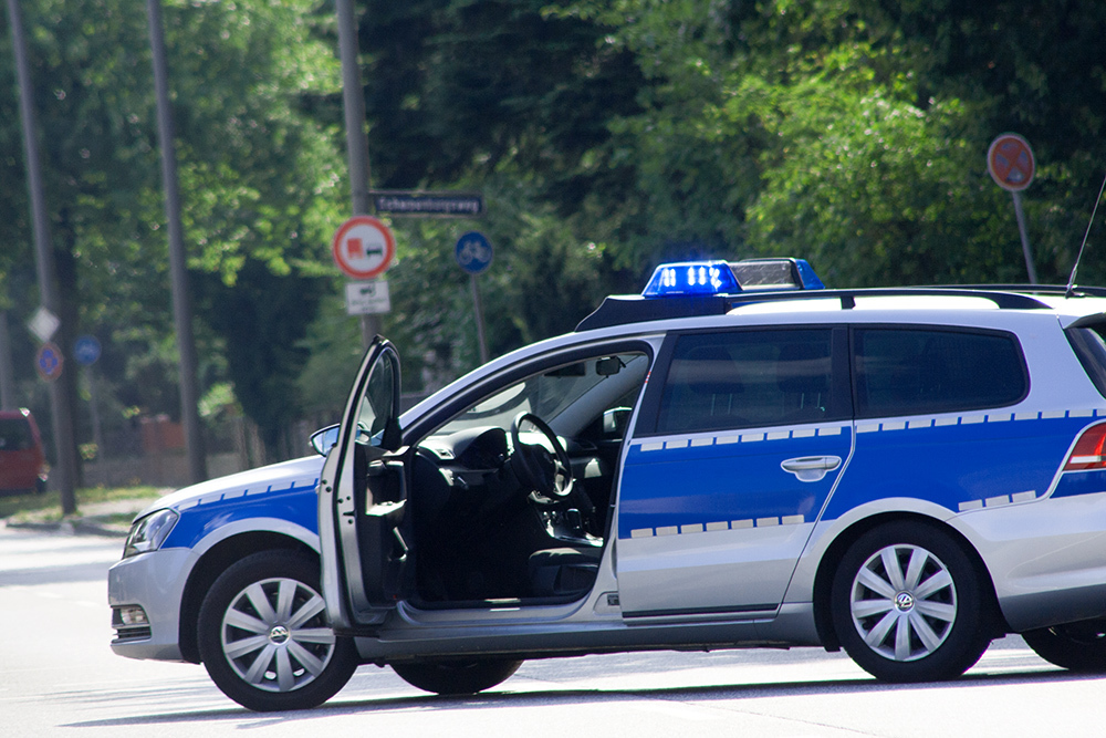 Fahrer in unbekanntem Fahrzeug mit Anhänger beschädigt LKW und flüchtet.