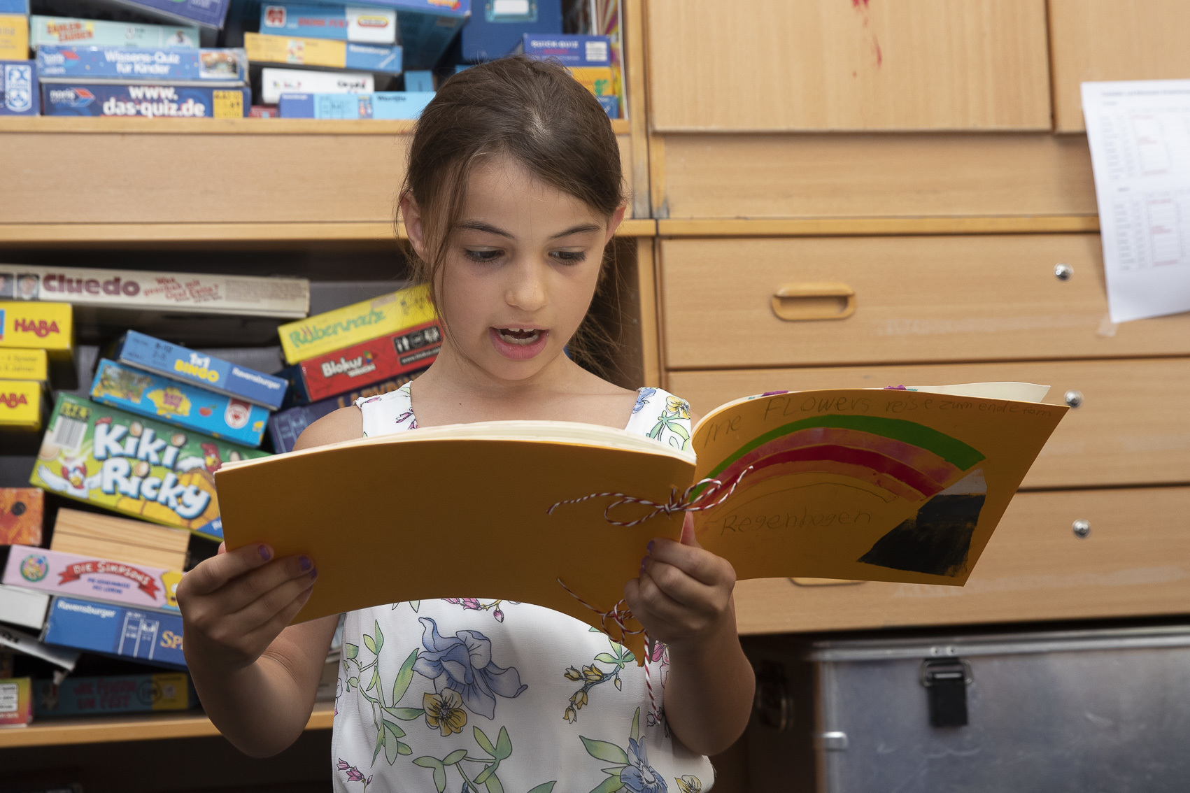 Hannah durfte als erste aus ihrem Buch vorlesen. Darin erzählt sie von einer quitschgelben Maus, die sich etwas vom Regenbogen wünscht.