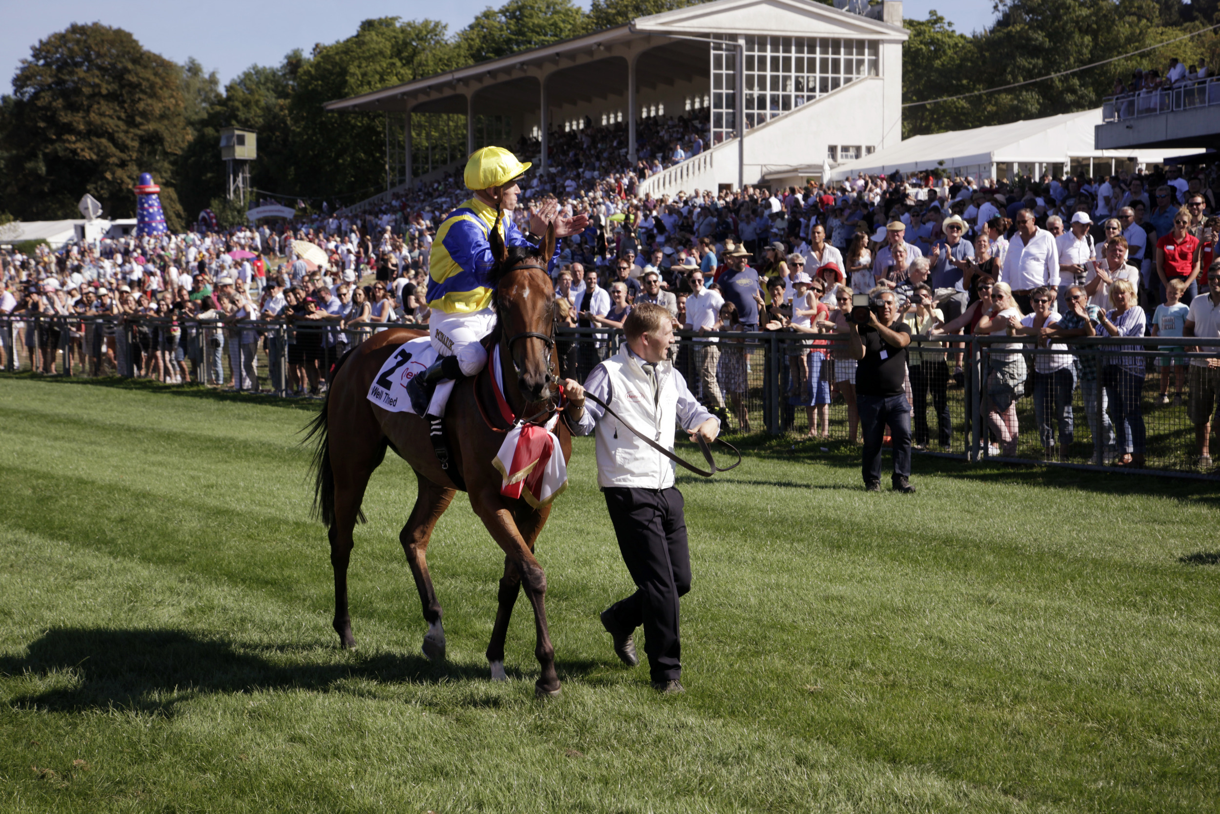 Jockey Filip Minarik auf seiner siegreichen Stute Well Timed. Foto: Olaf Döring