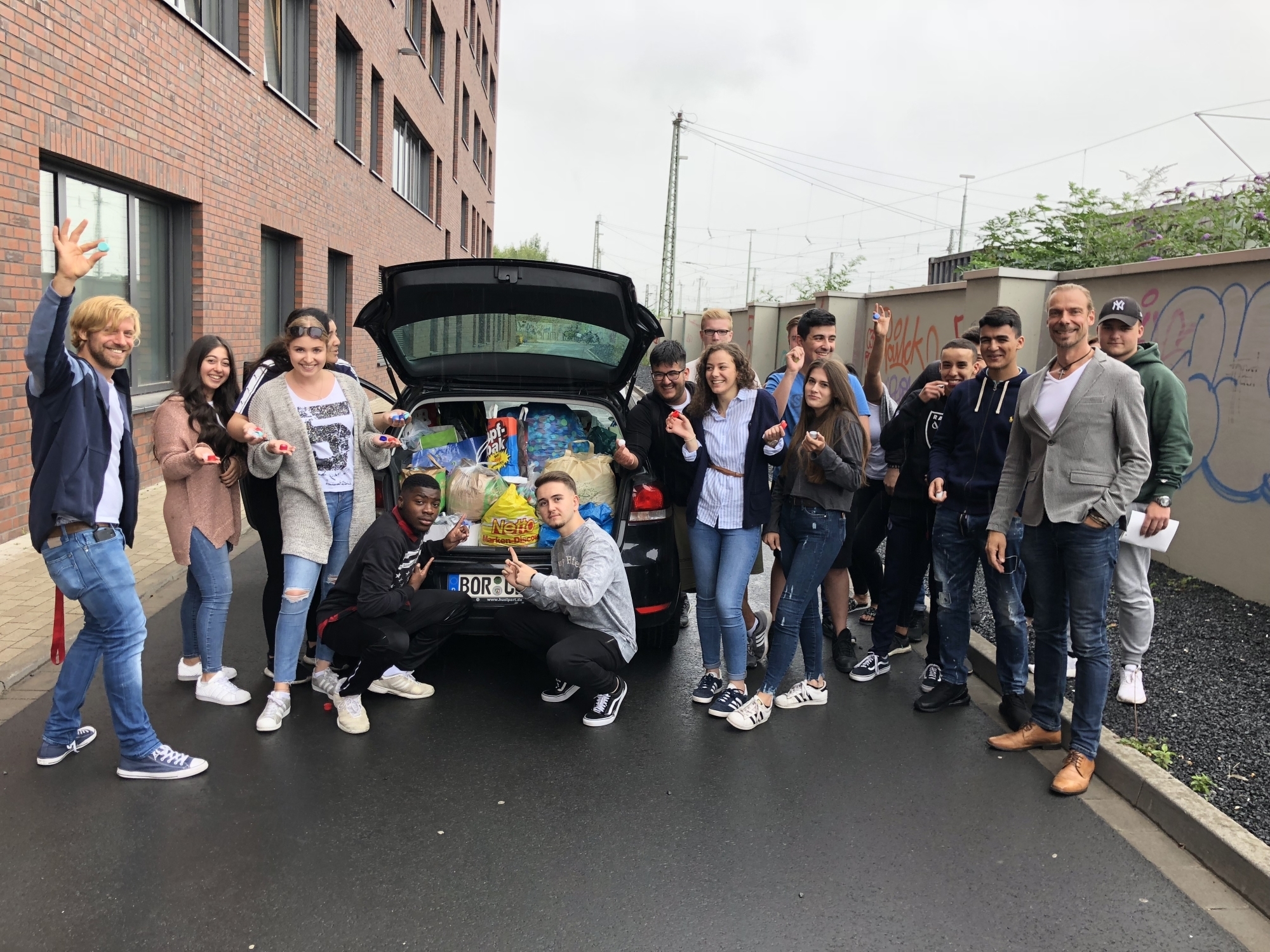 Schüler des RSBK mit den SV-Lehrern Henning Boeck (links) und Tom Ellerkmann (rechts vorne) verladen die 34.500 gesammelten Deckel.