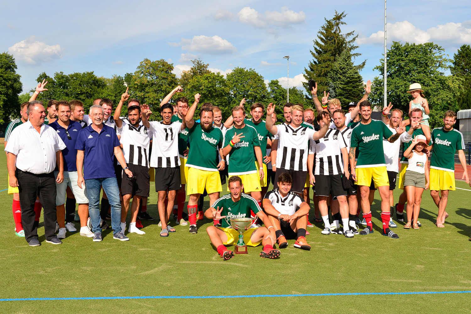 Schon vor dem Anpfiff des Finales stand der BV Rentfort als Staddtmeister der Reserveteams fest, denn im Endspiel trafen die Zwei- und Drittvertretung des Vereins aufeinander. Und so wurde der Gewinn des Titel anschließend natürlich gemeinsam gefeiert. Den Titel sicherte sich die Drittmannschaft (grüne Trikots).