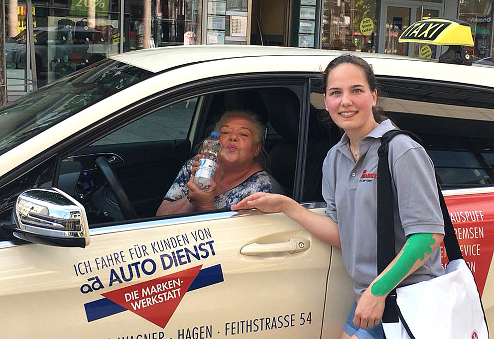 Auch Taxifahrer wurden mit Wasser versorgt.