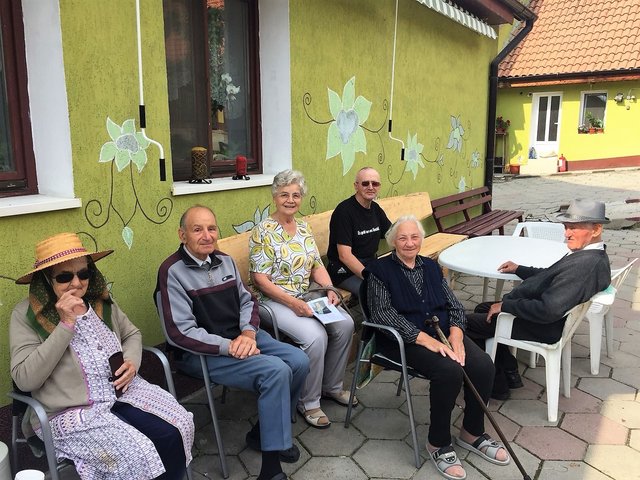 Einige Bewohner des Altenheims mit Elfriede Matten. Foto: privat