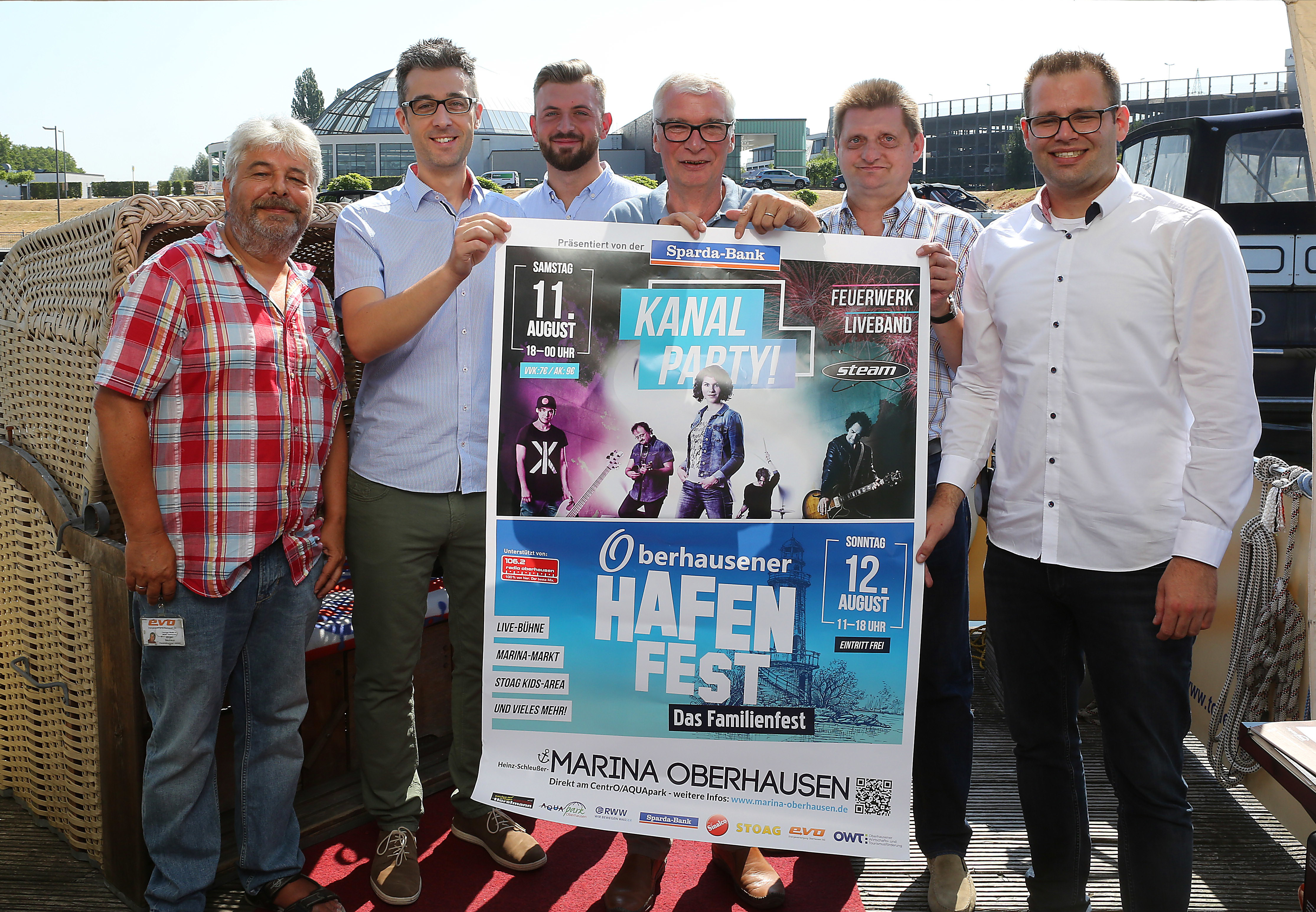 Freuen sich aufs Hafenfest: Jürgen Neuhaus (EVO), Mario Behmer (Küchen Horstmann), Marc Bähr (Aquapark), Dieter Vatheuer, Horst Kalthoff (OGM) und Timo Schirmer. Foto: Carsten Walden