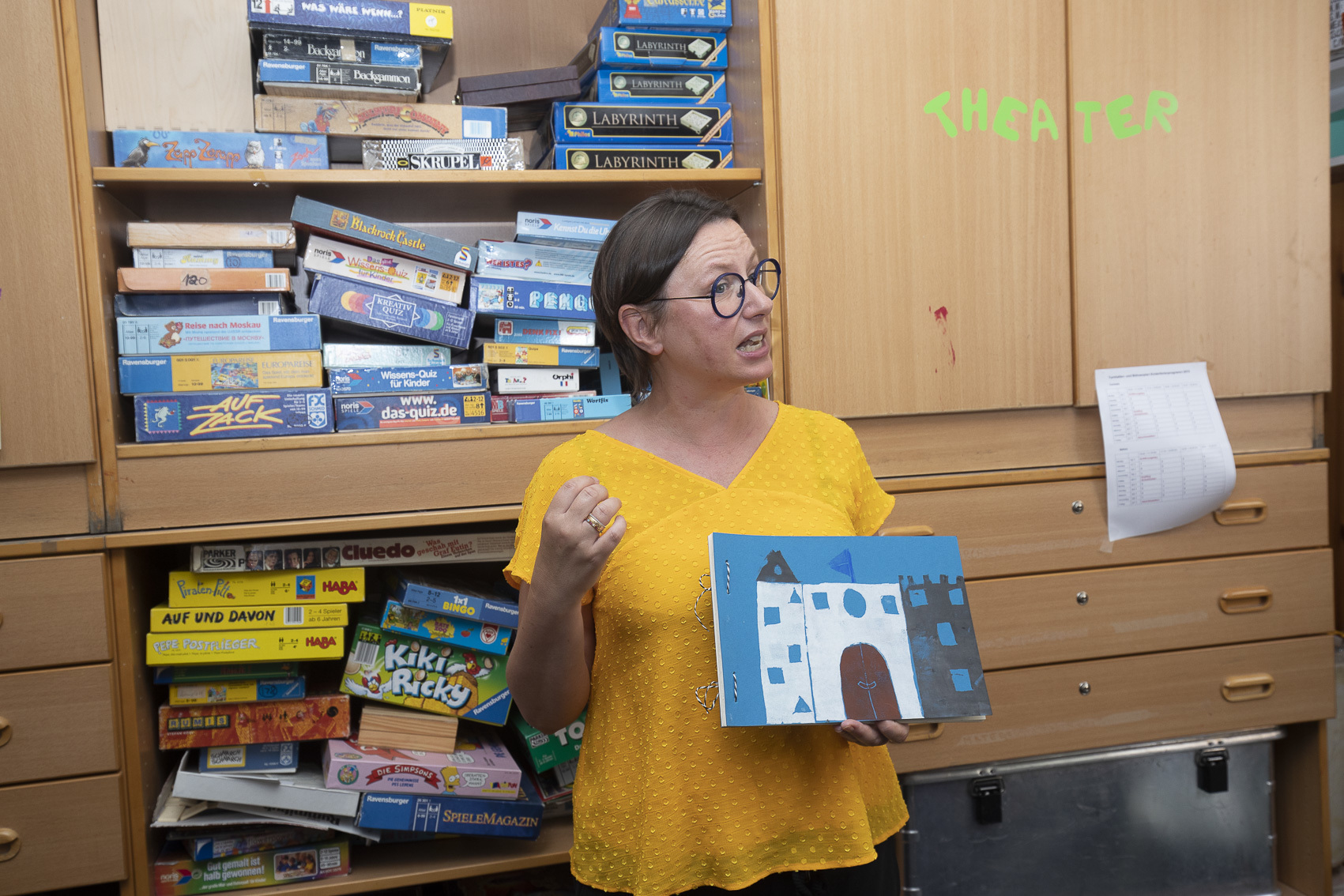 Schon über tausend Bücher hat sie mit Kindern geschrieben: Sichtlich stolz präsentiert Autorin Melanie Hoessel den Eltern die Werke der Kleinen. Foto: Gerd Kaemper