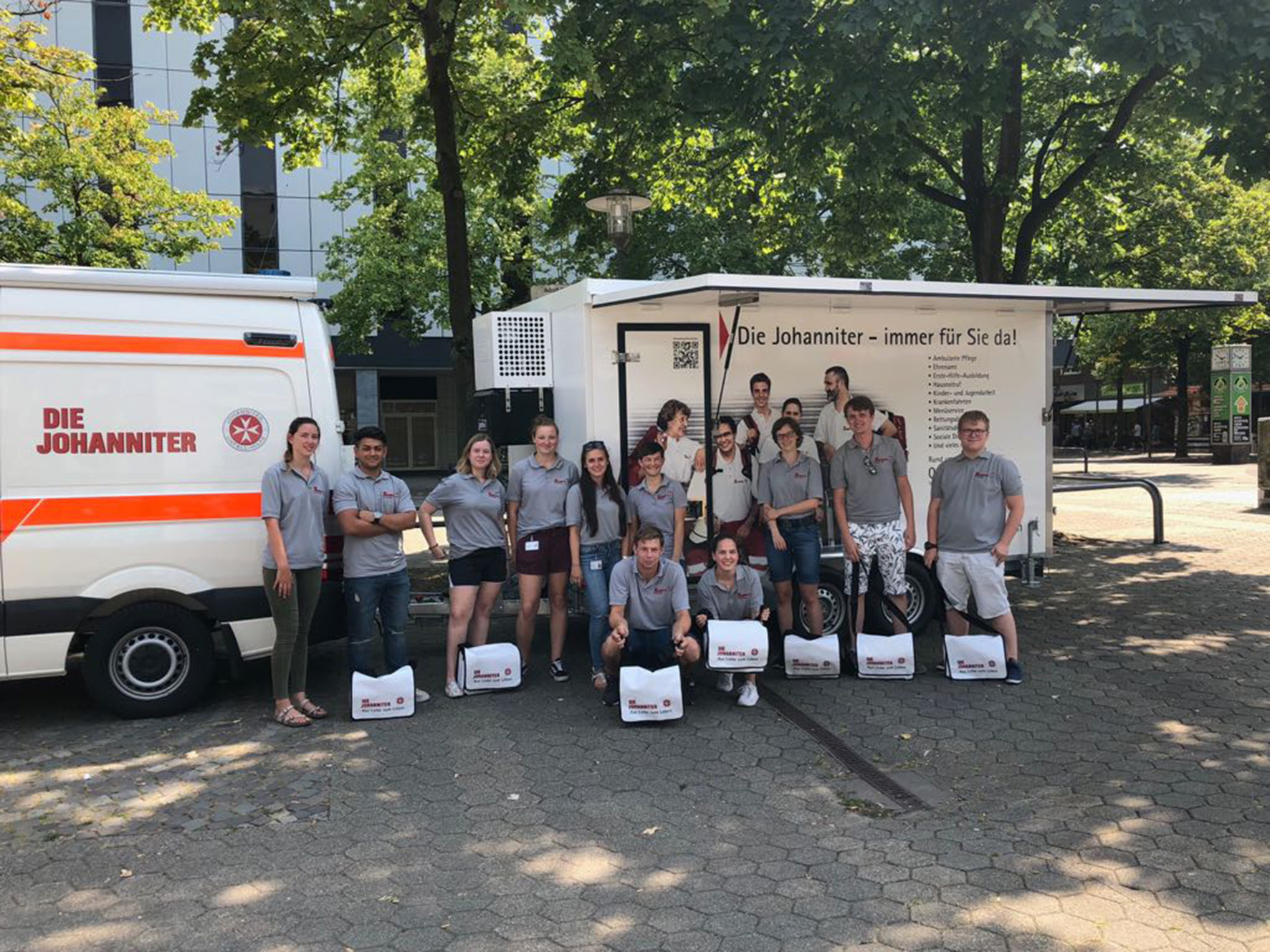 13 Helfer der Johanniter in Hagen halfen den Hagenern durch den „Zuwarmi“.