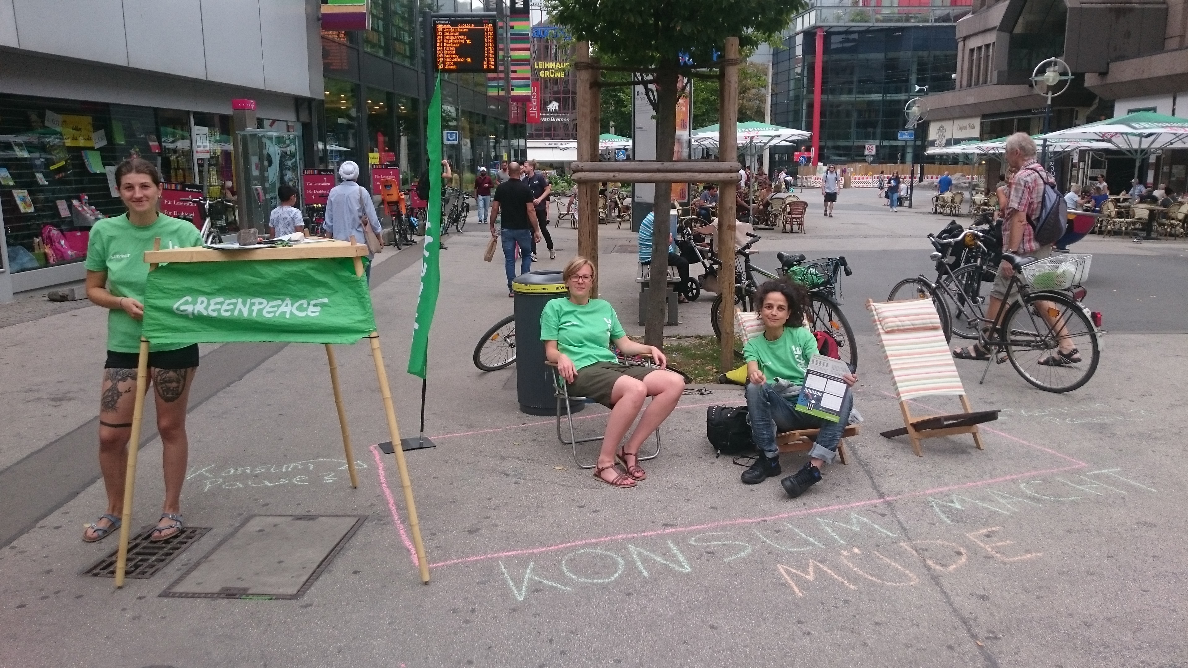 "Die Erde am Limit", mahnen Greenpeace-Aktivisten und fordern Ressourcenschutz am „Erdüberlastungstag“ in Dortmund.