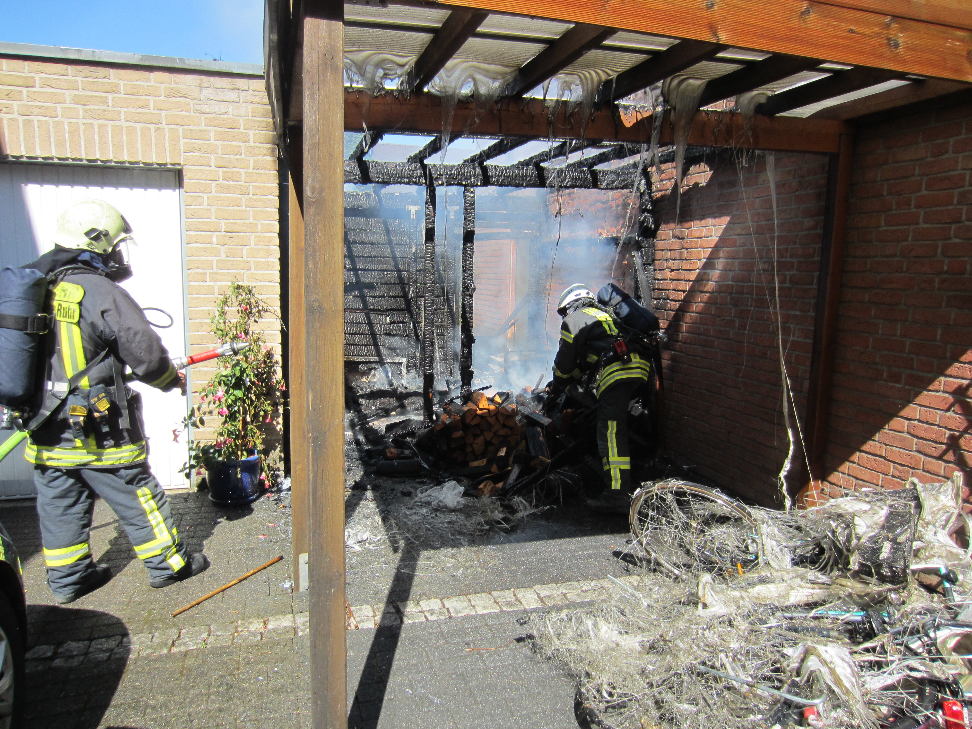 Der brennende Carport drohte, sich auf das angrenzende Haus auszubreiten.
