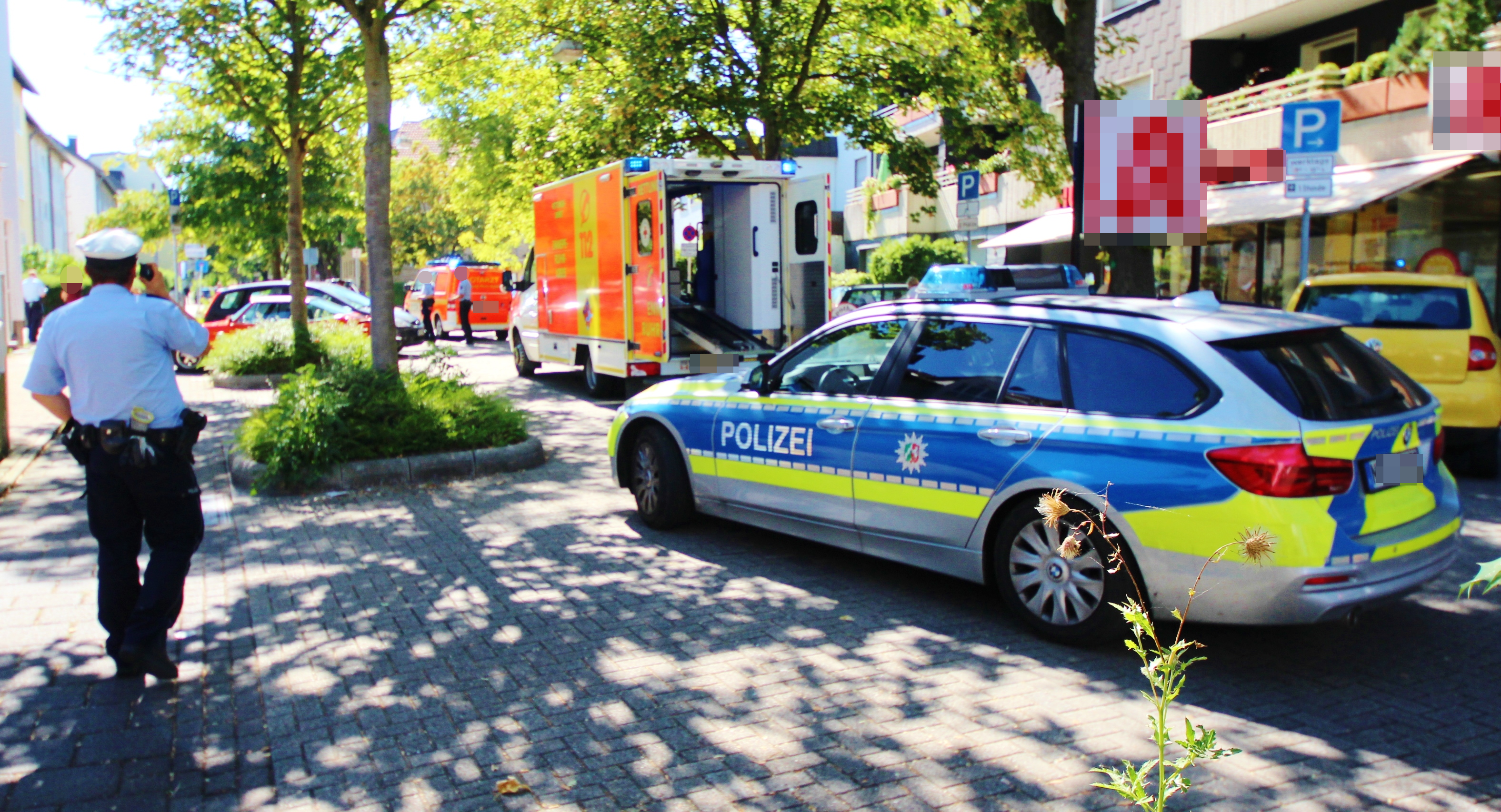 Die Einsatzfahrzeuge an der Unfallstelle auf der Bruchstraße.