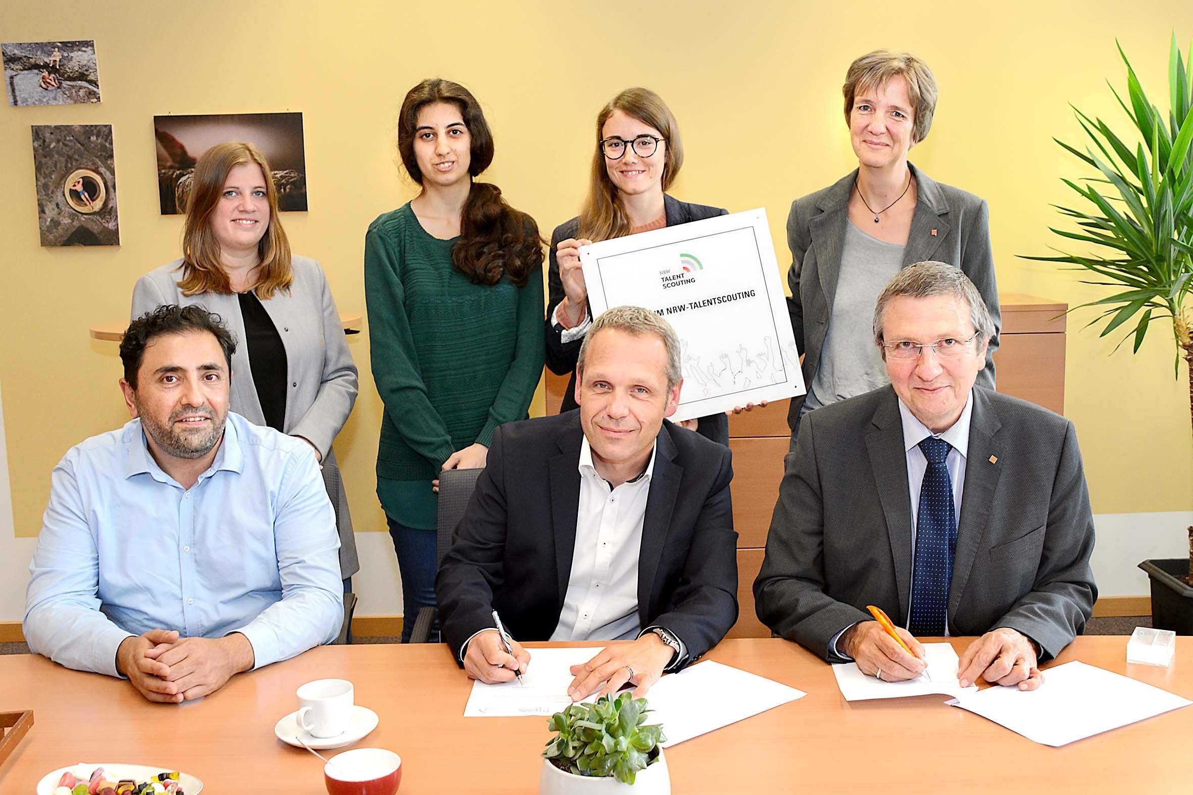 Über die gelungene Kooperation freuen sich: FH-Rektor Prof. Dr. Wilhelm Schwick, Schulleiter des Karl-Schiller-Berufskollegs Dr. Uwe Wiemann, Studien- und Berufswahl-Koordinator des KSBK Yavuz Bicer mit den FH-TalentScouts Julia Eberlein und Anna Frankenberg,
FH-TalentScouting-Koordinatorin Cornelia von Soosten und Talent Mübeccel Sener.
