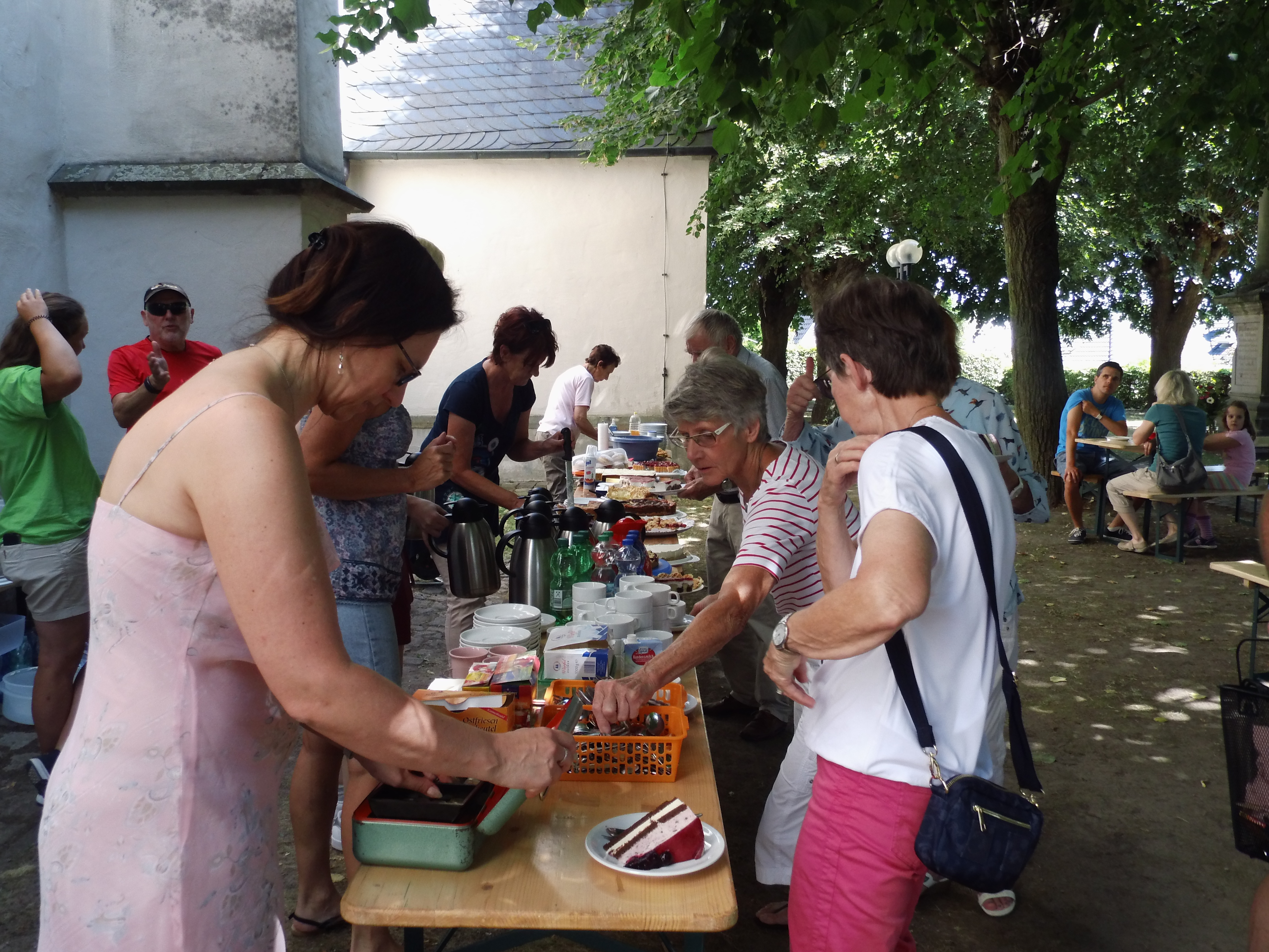 Mitglieder des TVE Lünern-Stockum (links) kümmerten sich um die Organisation des vierten Sonntagscafés und steuerten ein reichhaltiges Kuchenbuffet bei.
