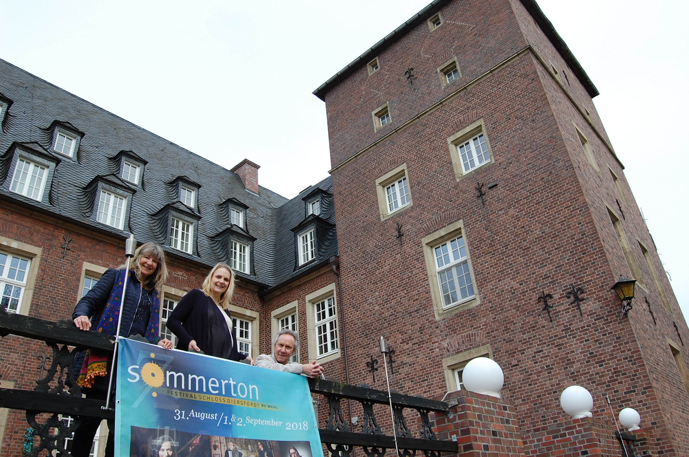 Charlotte Quik MdL mit Angelika und Michael Patt am Schloß Diersfordt.