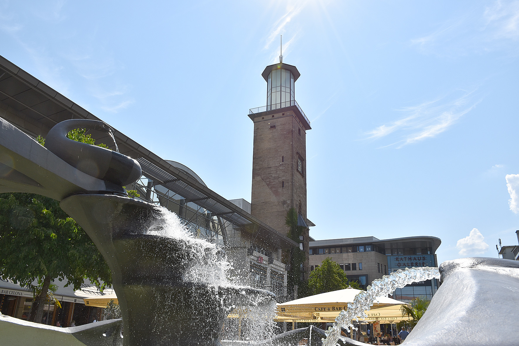 Mit Blick auf Rathausturm und Mataré-Brunnen lässt sich trefflich schmausen. Jedoch sollte man auch seine Zeche bezahlen.