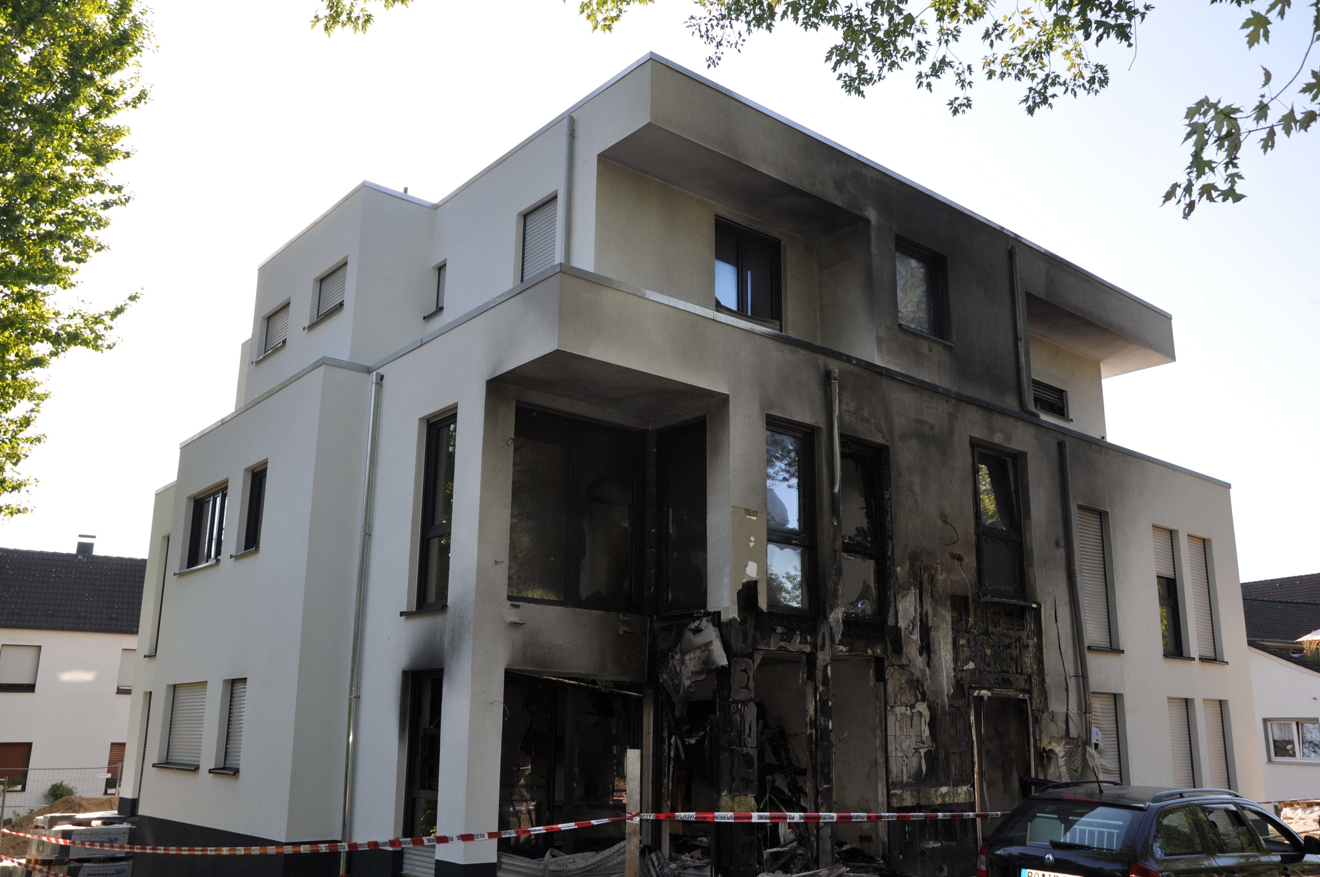 Gerade erst wurde der Neubau am Mühlenteich bezogen. Nun brach dort ein Feuer aus. Die Polizei fand Hinweise auf Brandstiftung.