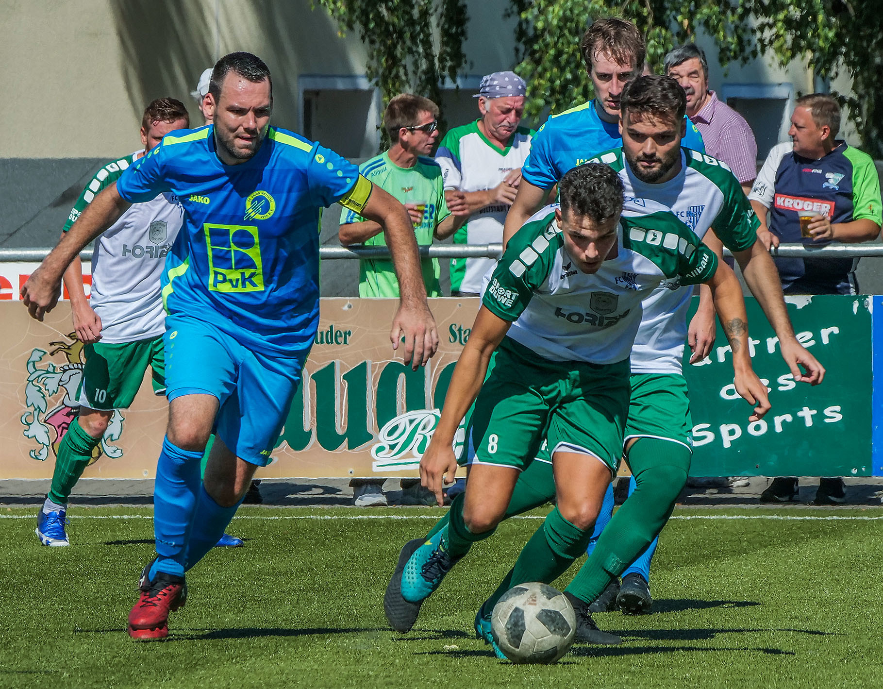 Im Niederrhein-Pokal unterlag der FC Kray der SC Union Nettetal daheim auf dem Kunstrasenplatz der KrayArena mit 3:4. Auf dem Foto: Martin Stroetges und Markus Keppeler (Nettetal) gegen Yassine Bouchama und Fatmir Ferati (Kray). Fotos: Gohl