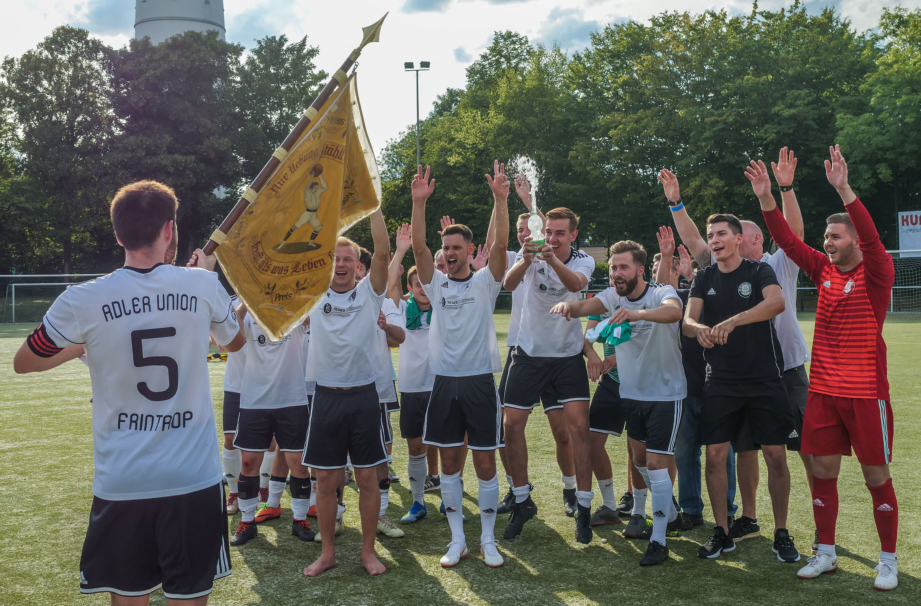 Die Temperaturen hatten die 35 Grad-Marke deutlich überschritten. Kein ideales Wetter für ein Fußballspiel. Doch Adler Union Frintrop und RuWa Dellwig, die beiden Finalisten im Kampf um das Borbecker Banner, gaben alles. Am Ende der Hitzeschlacht am Wasserturm jubelten die Gastgeber. Fotos: Gohl