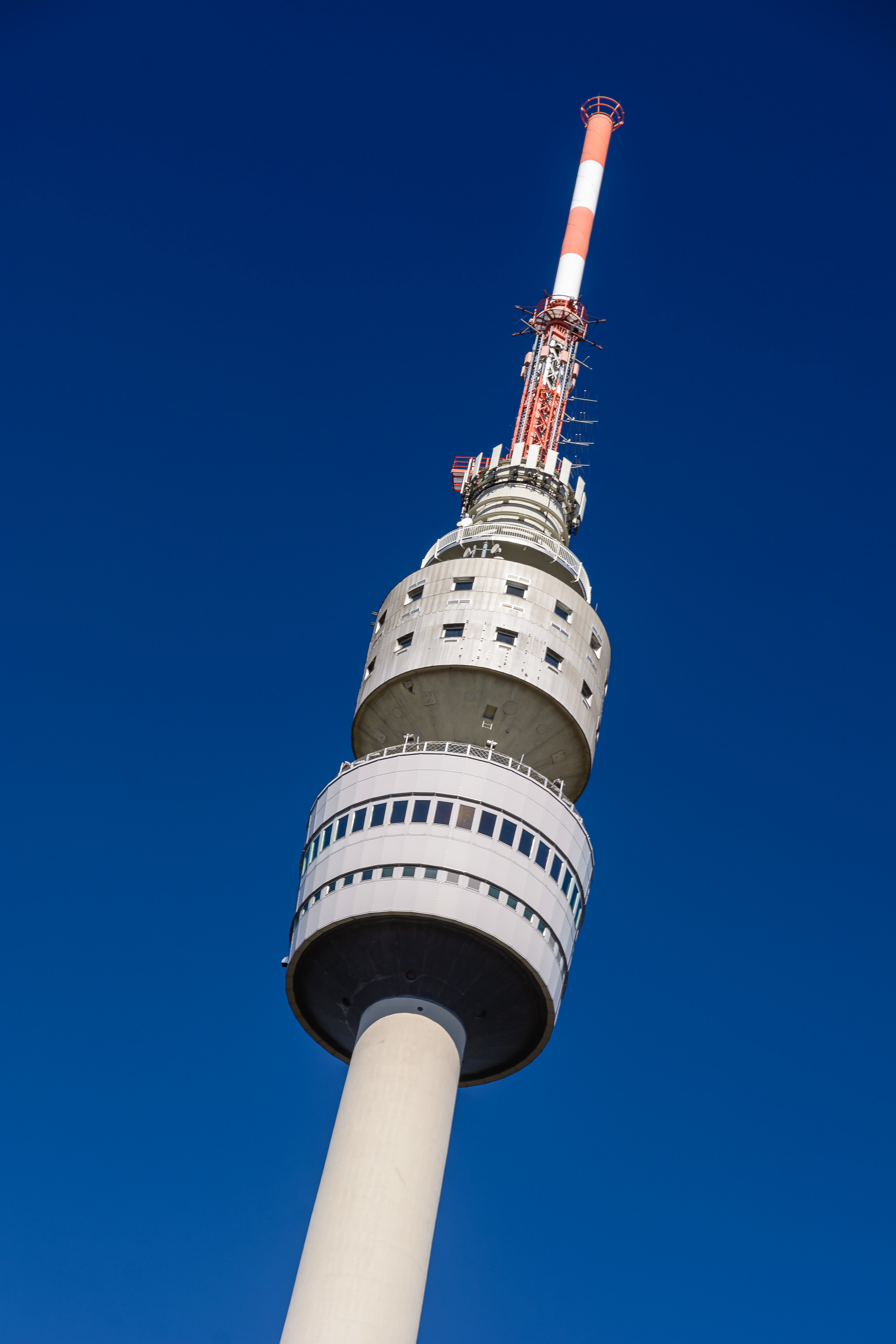 Zwischen dem Restaurant (aktuell nicht in Betrieb) und dem darüber liegenden Techniktrakt befindet sich die Aussichtsplattform.