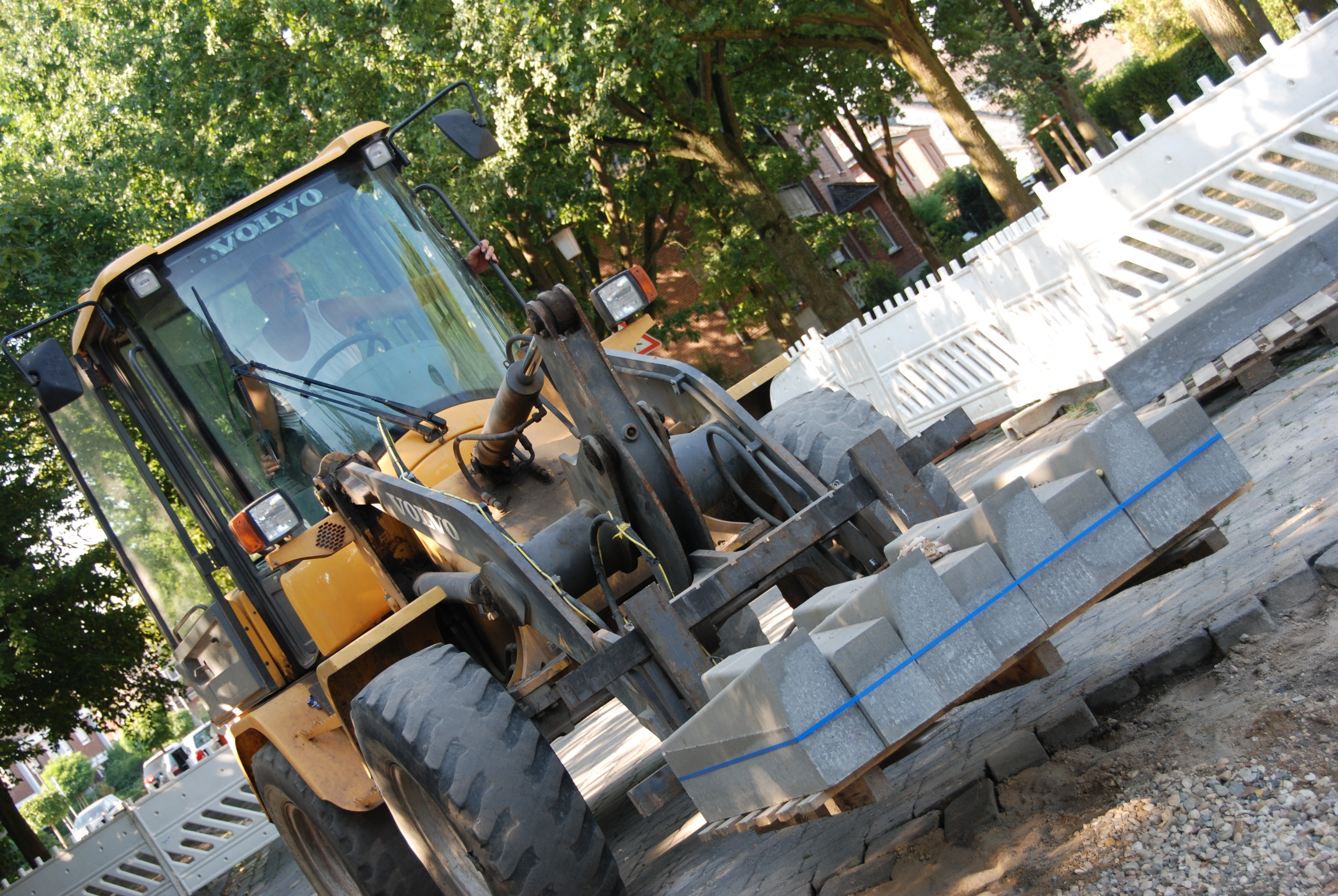 Die Straßenbahnverengung am Westwall kommt voran. Die Maßnahme gehört zu den Baumaßnahmen am Kurpark. Während hier fleißig gearbeitet wird, ruhen derzeit die Arbeiten am Gradierwerk.