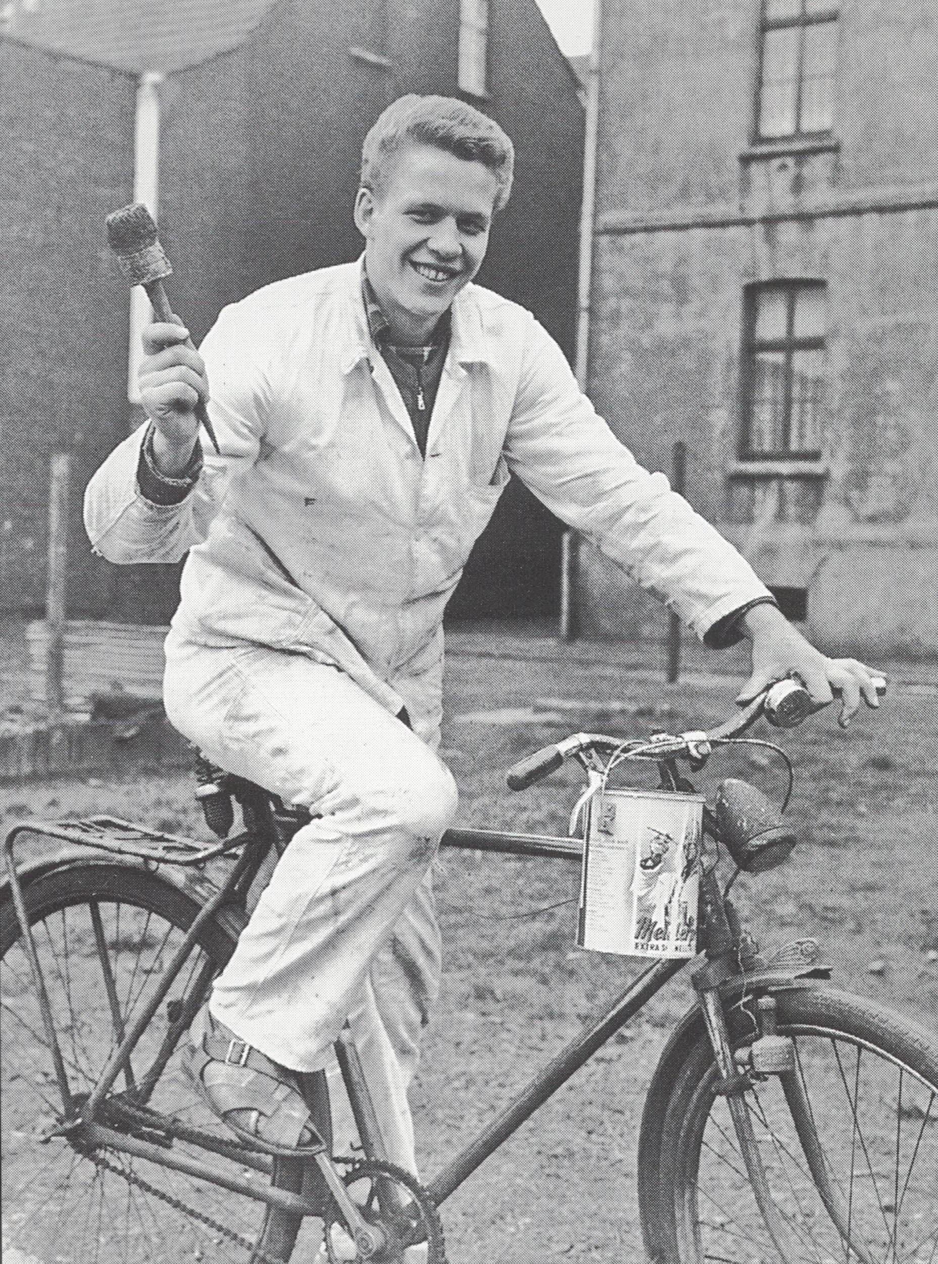 In seiner zweiten Arbeitskluft (1960, Essen): Mit seinem Wechsel zu RWE pinselte Rehhagel für 540 DM im Monat bei der Essener Coca-Cola-Niederlassung. Als Vertragsspieler erhielt er eine Entschädigung von 160 DM, dazu gab es zum Einstand einen VW-Käfer. Foto: RWE-Archiv