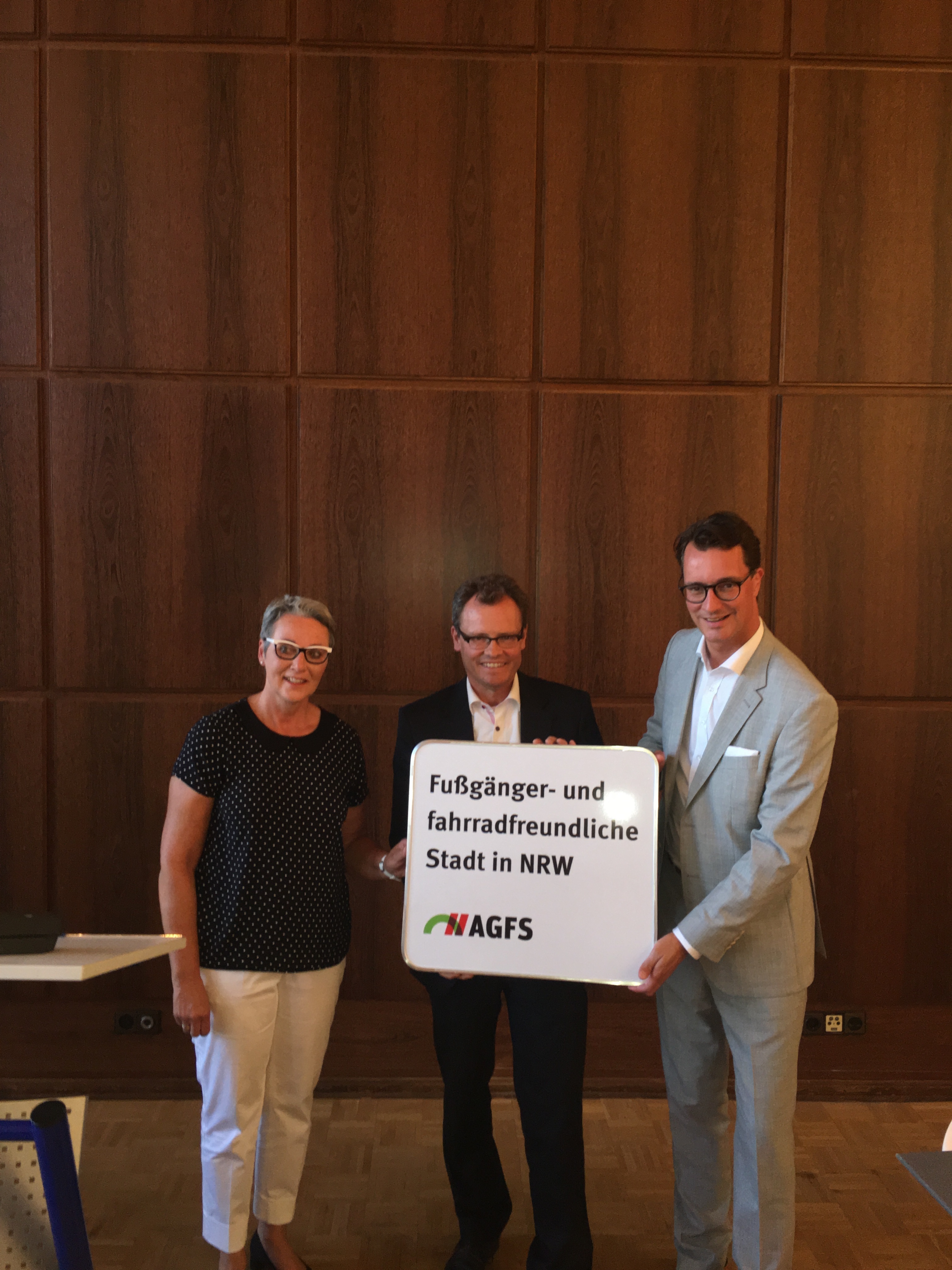 NRW-Verkehrsminister Hendrik Wüst überreicht Dinslaken die Urkunde „fußgänger- und fahrradfreundliche Stadt“. Bereits im Juni hatte die Arbeitsgemeinschaft fuß- und fahrradfreundlicher Städte, Gemeinden und Kreise in NRW (AGFS) Dinslaken besichtigt und dann dem NRW-Verkehrsminister empfohlen, Dinslaken in die AGFS aufzunehmen (wir berichteten).