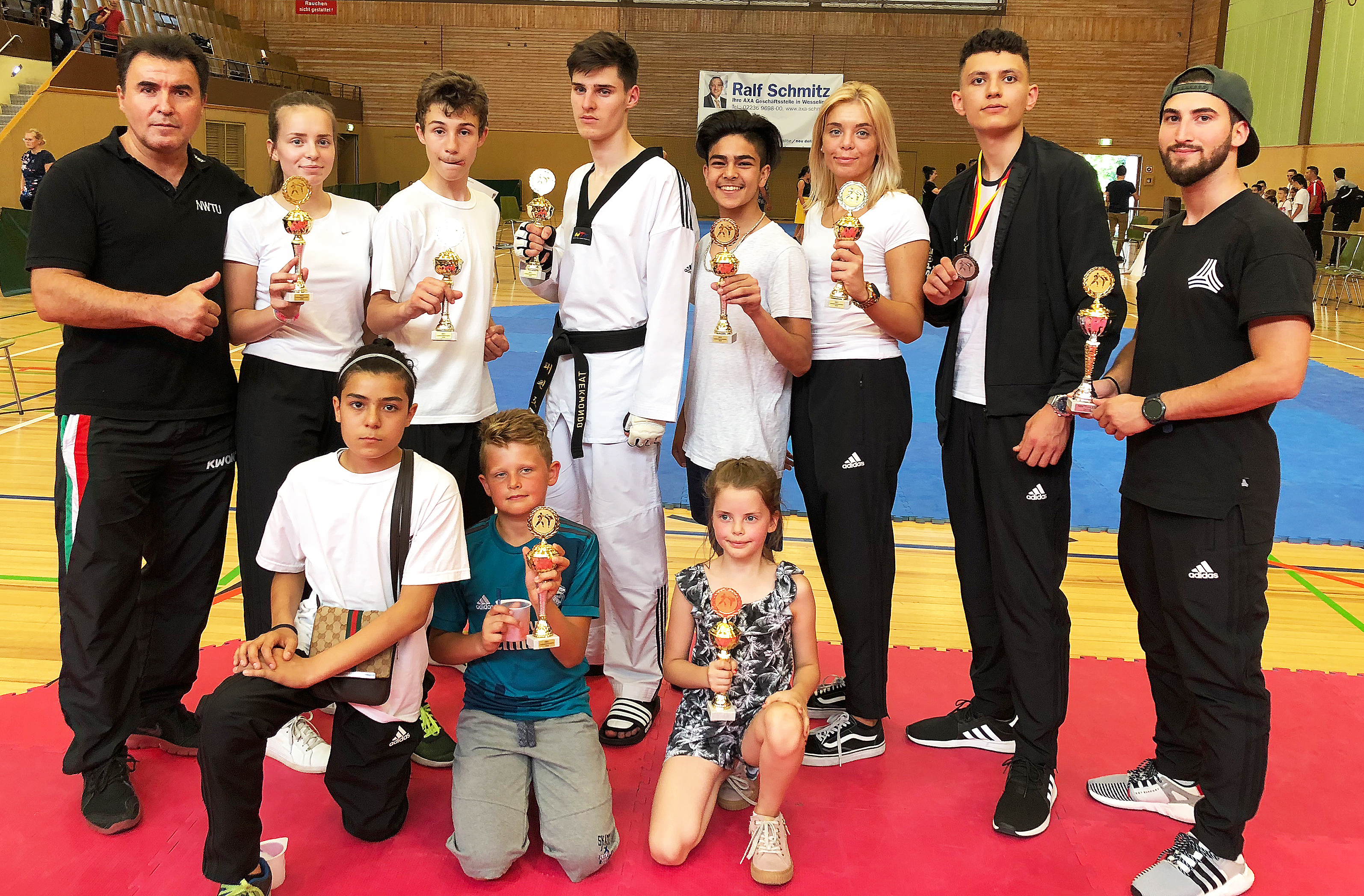 Mit nicht weniger als zehn Goldmedaillen und damit auch Meistertiteln kehrten die Sportler des "TKD Gladbeck" von den Landesmeisterschaften in Wesseling zurück. Unser Foto zeigt die frischgebackenen Landesmeister gemeinsam mit ihrem Trainer Ünal Öztürk (links). Foto: TKD Gladbeck