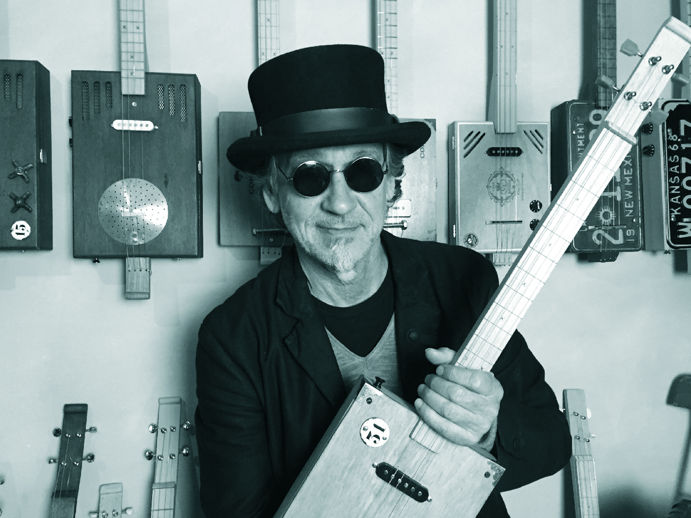 Friedel Geratsch, früherer Frontmann von Geier Sturzflug, macht auch als One-Man-Band Furore, und das nicht nur wegen seiner aus Zigarrenkisten selbstgebauten Gitarren.
Fotos: Werbering Rheinhausen e.V.