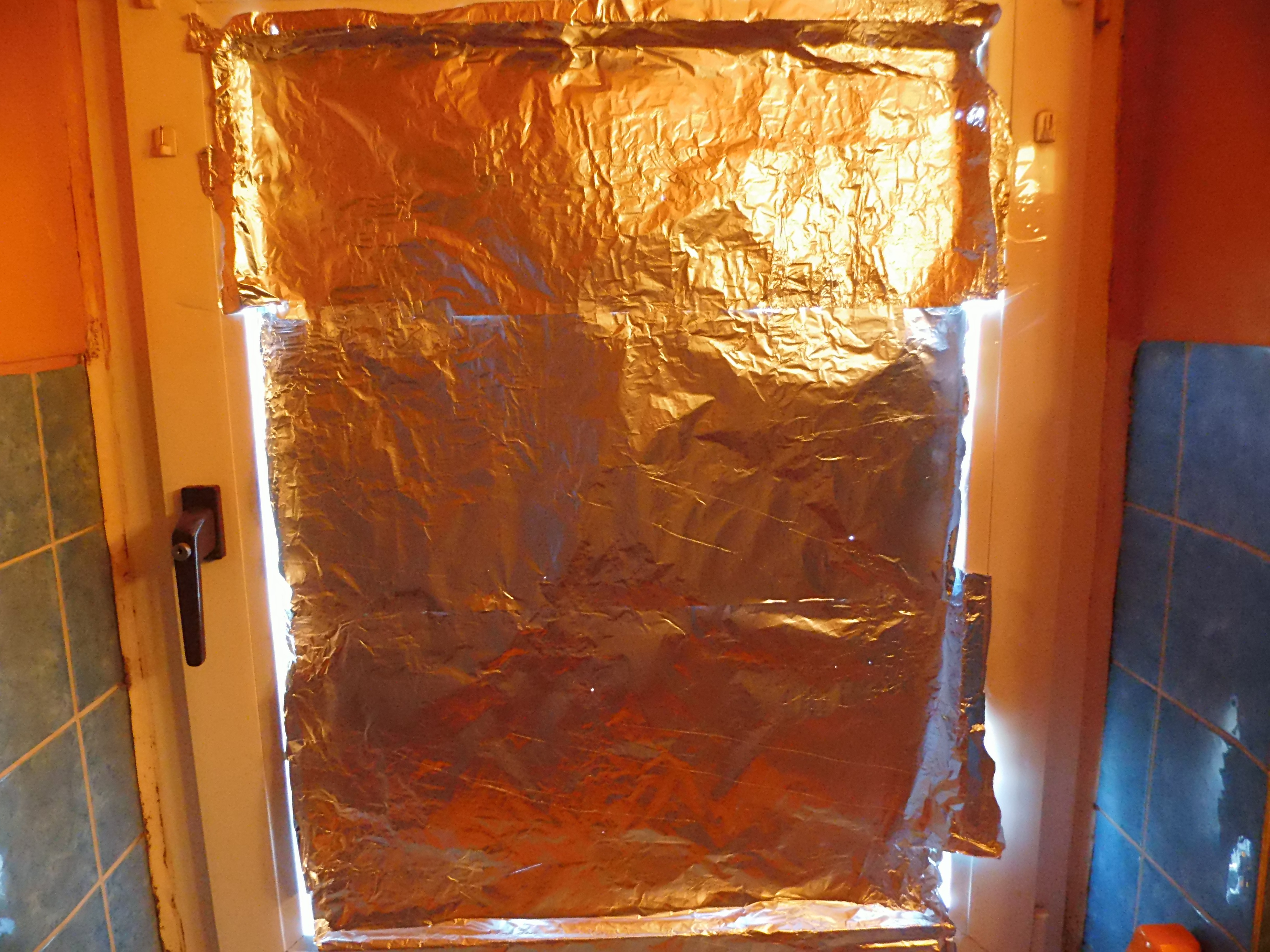 Habe Silberfolie aufs Fenster geklebt...Mit Klebeband...