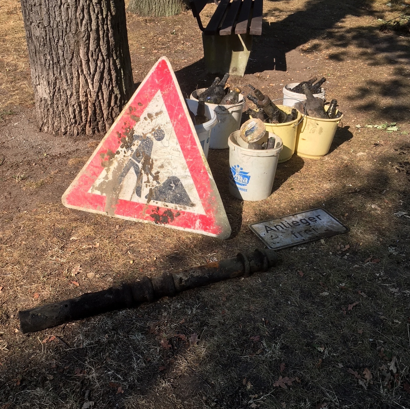 Im Mühlenbach hat sich viel Müll gesammelt.