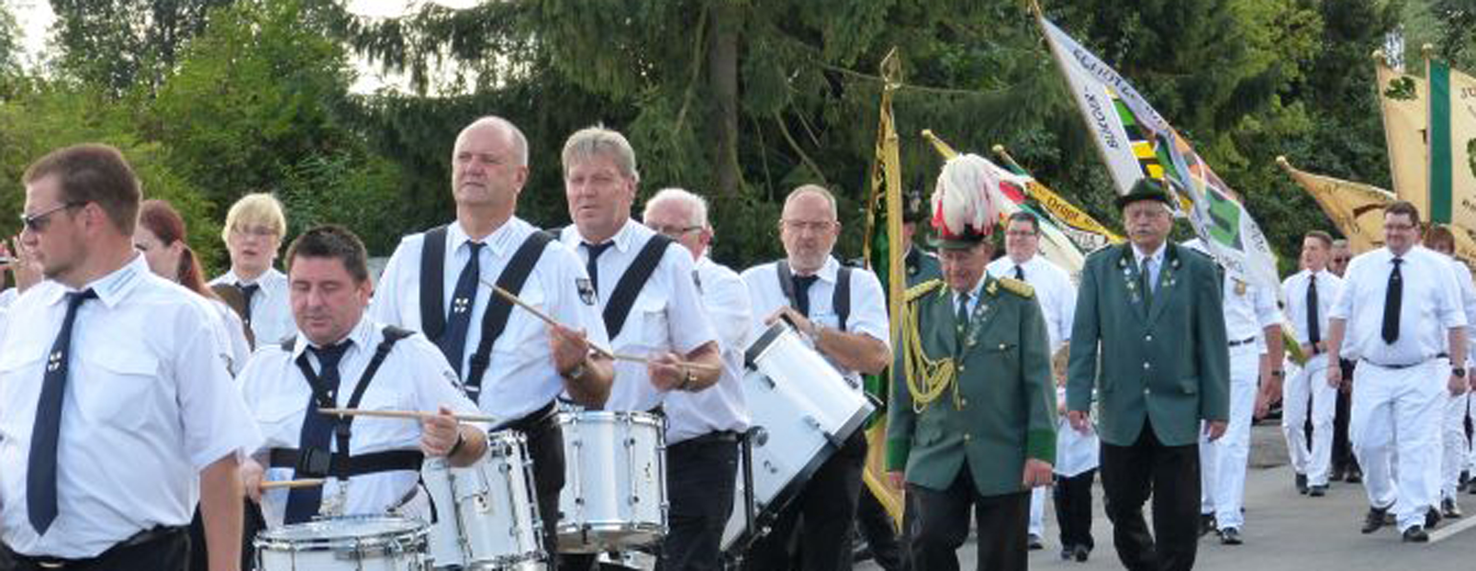 Die Bürgerschützen Drüpt marschieren durch den Ort zum Festzelt. Der Traditionsverein hofft auf viele Besucher bei der Schlagernacht und beim Schützenfest.