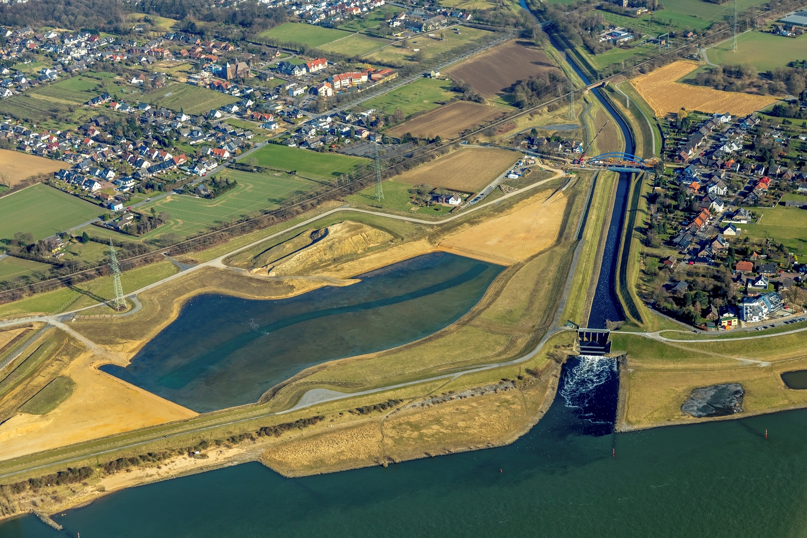 Die im Bau befindliche Emschermündung mit ihren ausgedehnten Flächen gleicht den Verlust an Hochwasserrückhalteraum durch die Hafenerwei-terung Emmelsum aus.