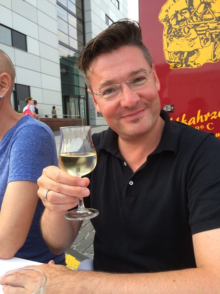 Köln / Zollstock / Bayenthal: Bezirksvertreter Torsten Ilg (Freie Wähler) schätzte das Weinfest am Rheinauhafen auch deswegen, weil es offen für alle Kölnerinnen und Kölner war. Das soll sich nach dem Willen der neuen Veranstalter bald ändern.