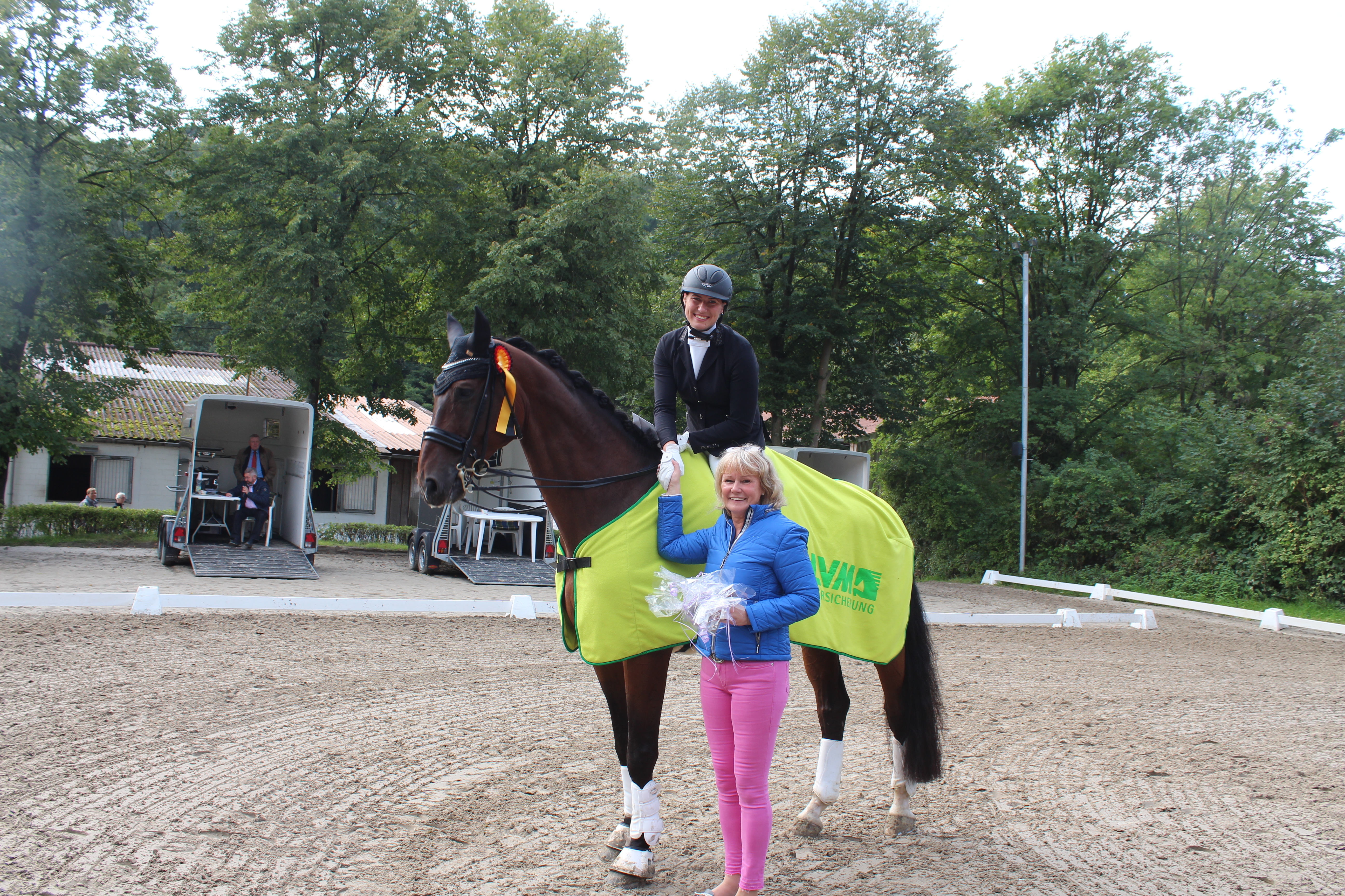 Sponsorin Gaby Weiß gratuliert Vorjahressiegerin Sina Döller. Fotos: Nadine Maiwurm-Großheimann