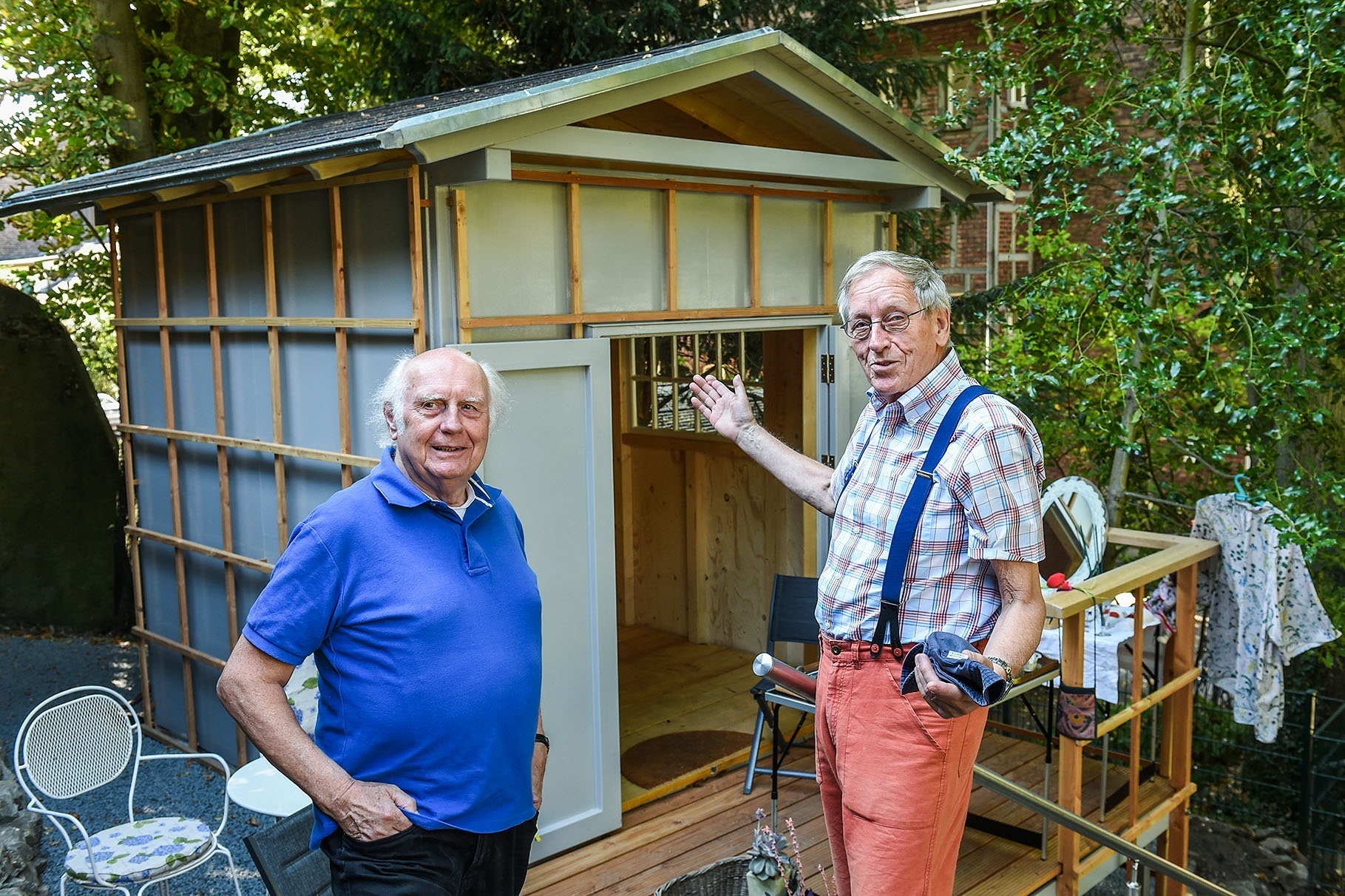 Josef Ilting und Conrad Schlimm sind stolz auf die neue Attraktion am Ende des Dingerkus-Gartens.
Foto: Gohl