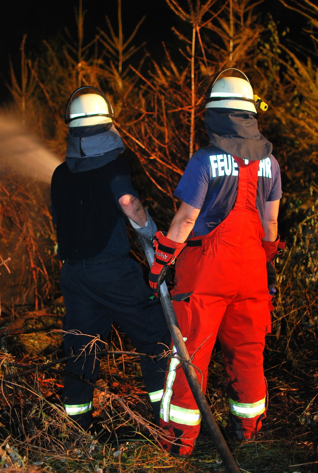 An der Stadtgrenze zu Iserlohn standen schätzungsweise 400 Quadratmeter Wald in Flammen.